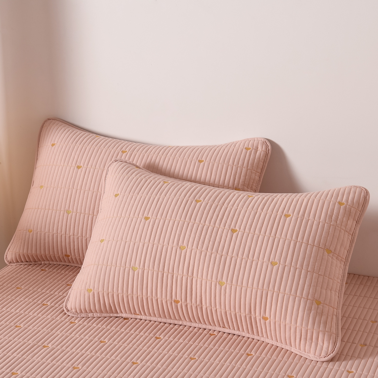 91家纺网 家纺一手货源 找家纺 优品惠 2026新款A类刺绣大豆夹棉床笠 爱心粉