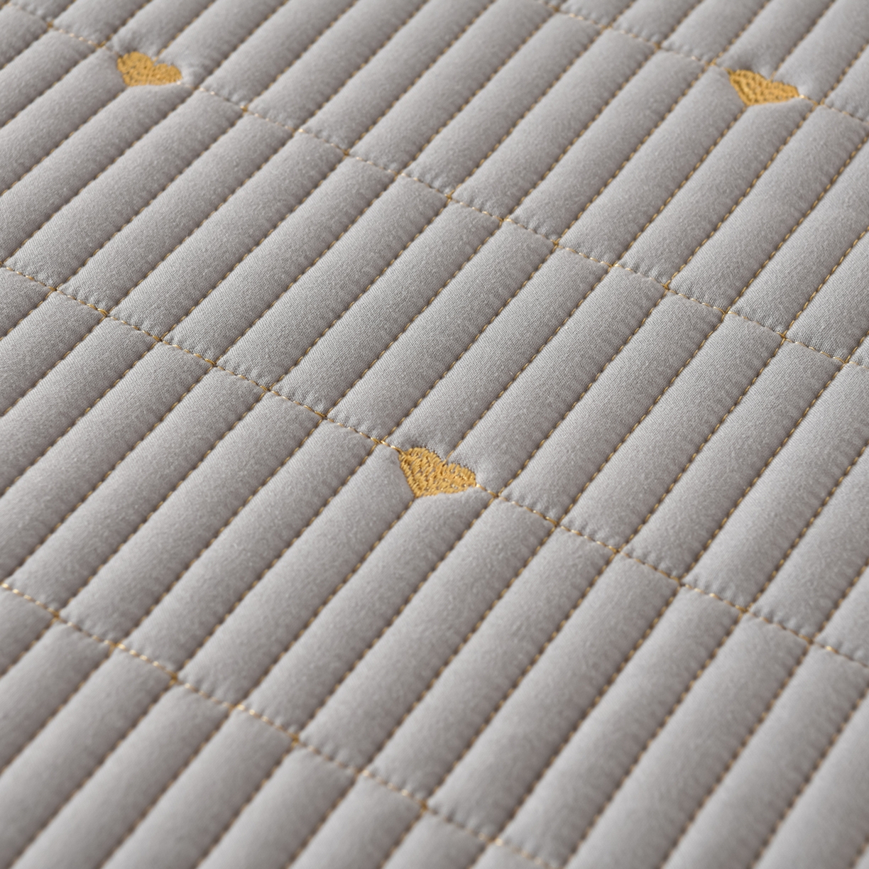 91家纺网 家纺一手货源 找家纺 优品惠 2026新款A类刺绣大豆夹棉床笠 爱心灰