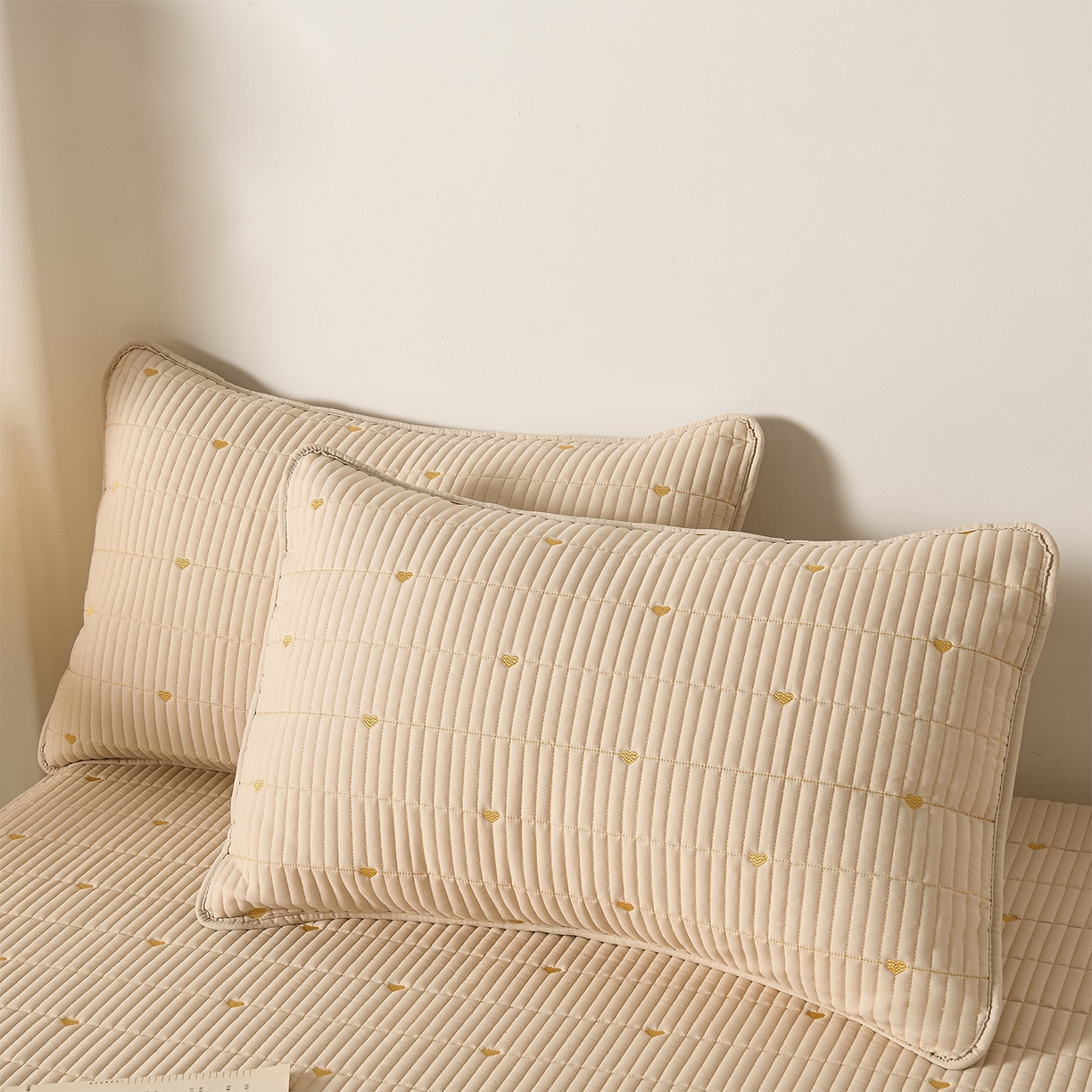 91家纺网 家纺一手货源 找家纺 优品惠 2026新款A类刺绣大豆夹棉床笠 爱心咖