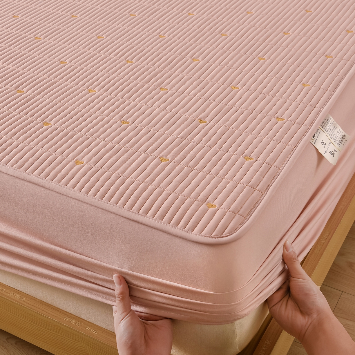 91家纺网 家纺一手货源 找家纺 优品惠 2026新款A类刺绣大豆夹棉床笠 爱心粉