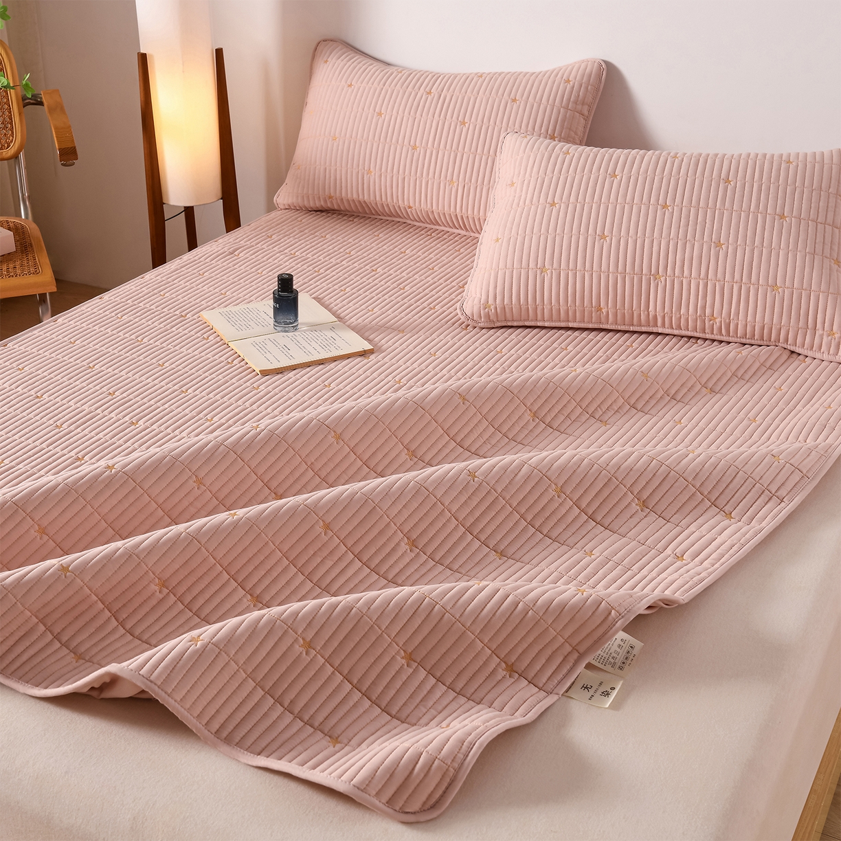 91家纺网 家纺一手货源 找家纺 优品惠 2026新款A类刺绣大豆夹棉床笠 星星粉