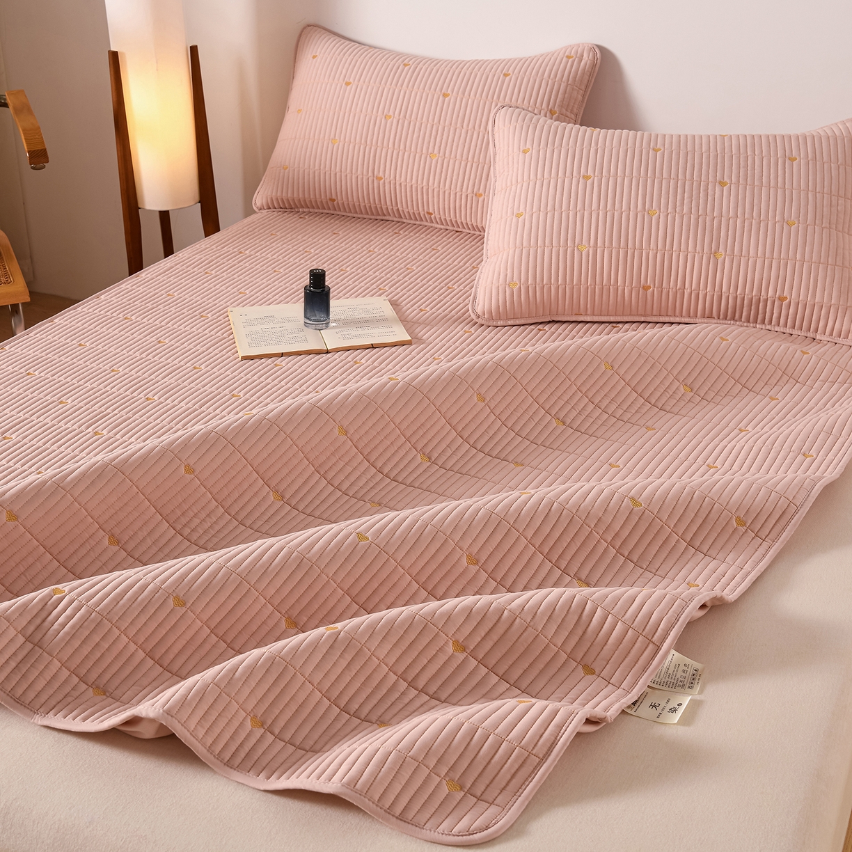 91家纺网 家纺一手货源 找家纺 优品惠 2026新款A类刺绣大豆夹棉床笠 爱心粉