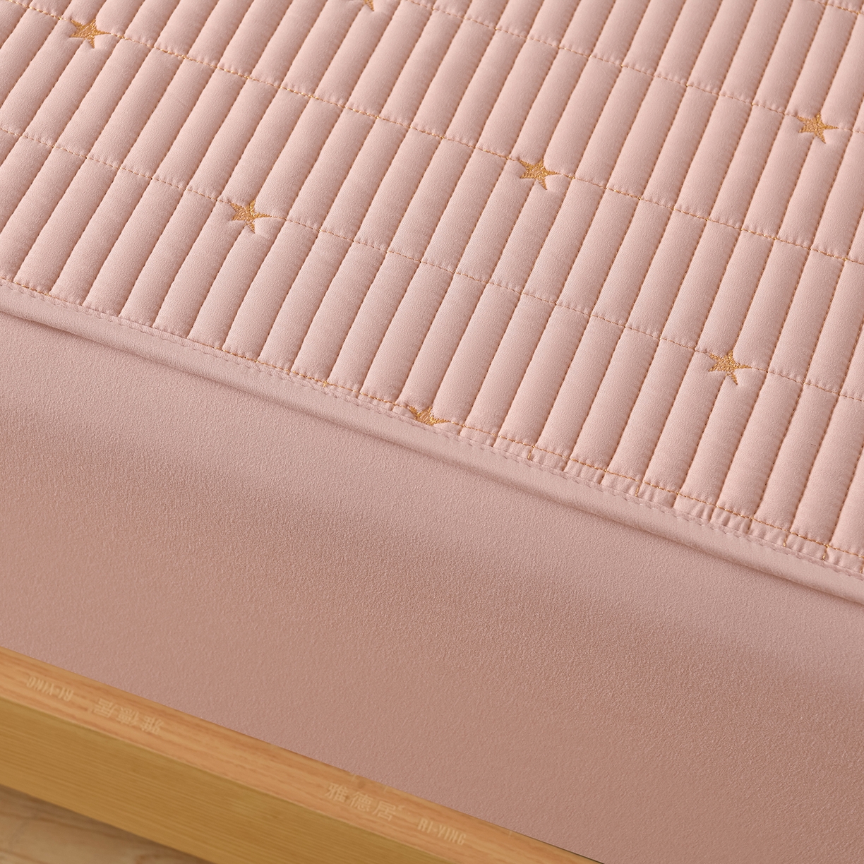 91家纺网 家纺一手货源 找家纺 优品惠 2026新款A类刺绣大豆夹棉床笠 星星粉