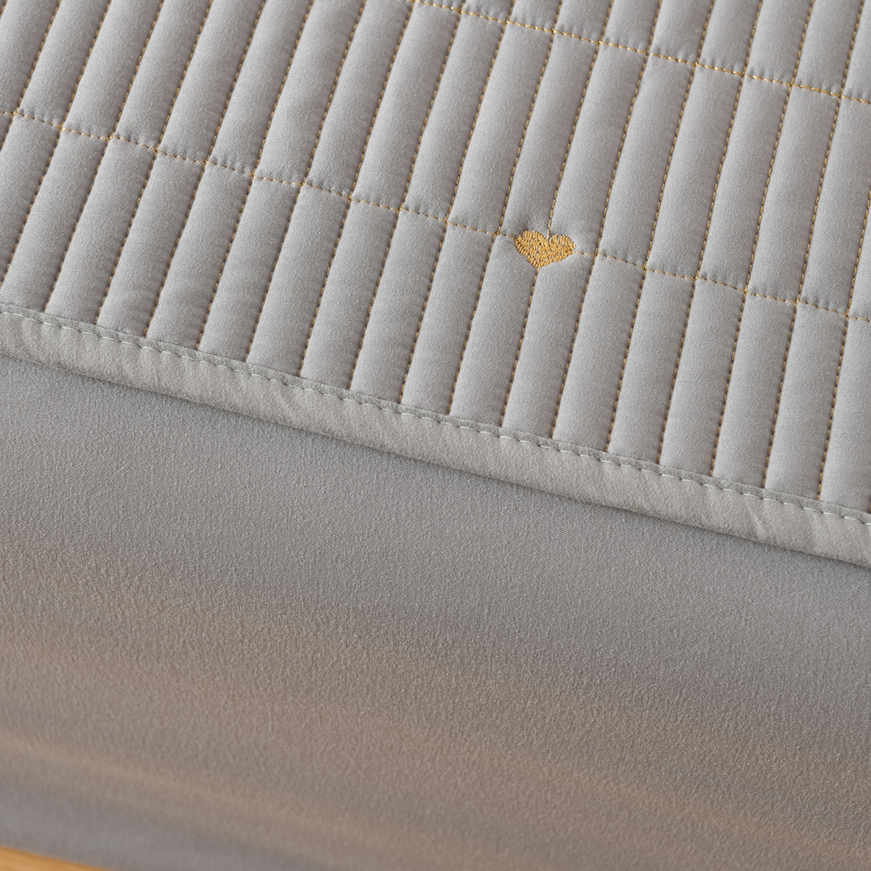 91家纺网 家纺一手货源 找家纺 优品惠 2026新款A类刺绣大豆夹棉床笠 爱心灰