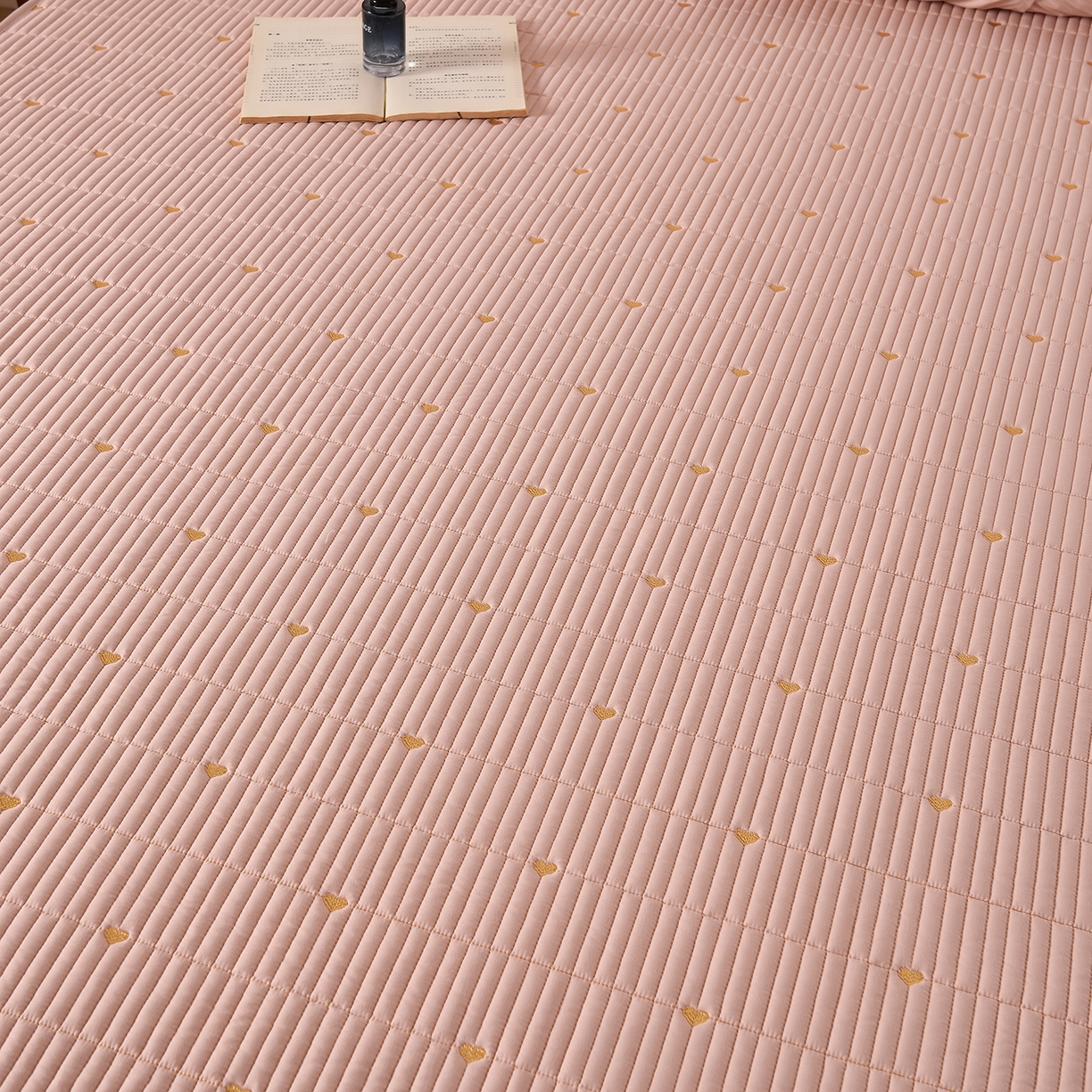 91家纺网 家纺一手货源 找家纺 优品惠 2026新款A类刺绣大豆夹棉床笠 爱心粉