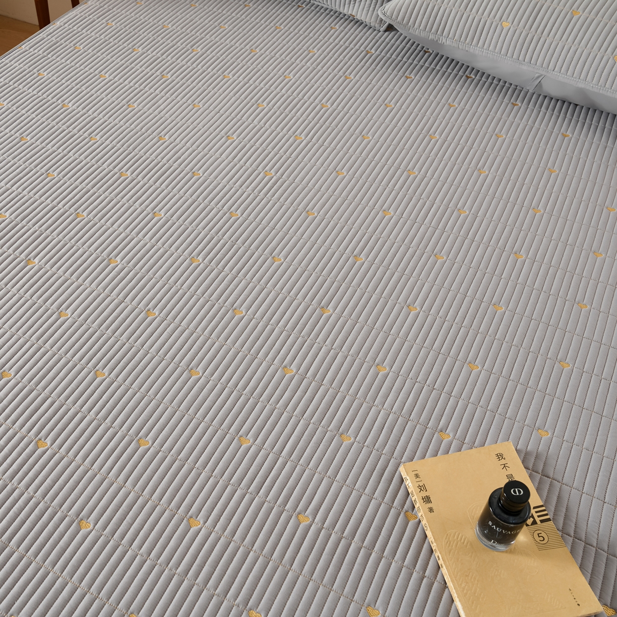 91家纺网 家纺一手货源 找家纺 优品惠 2026新款A类刺绣大豆夹棉床笠 爱心灰