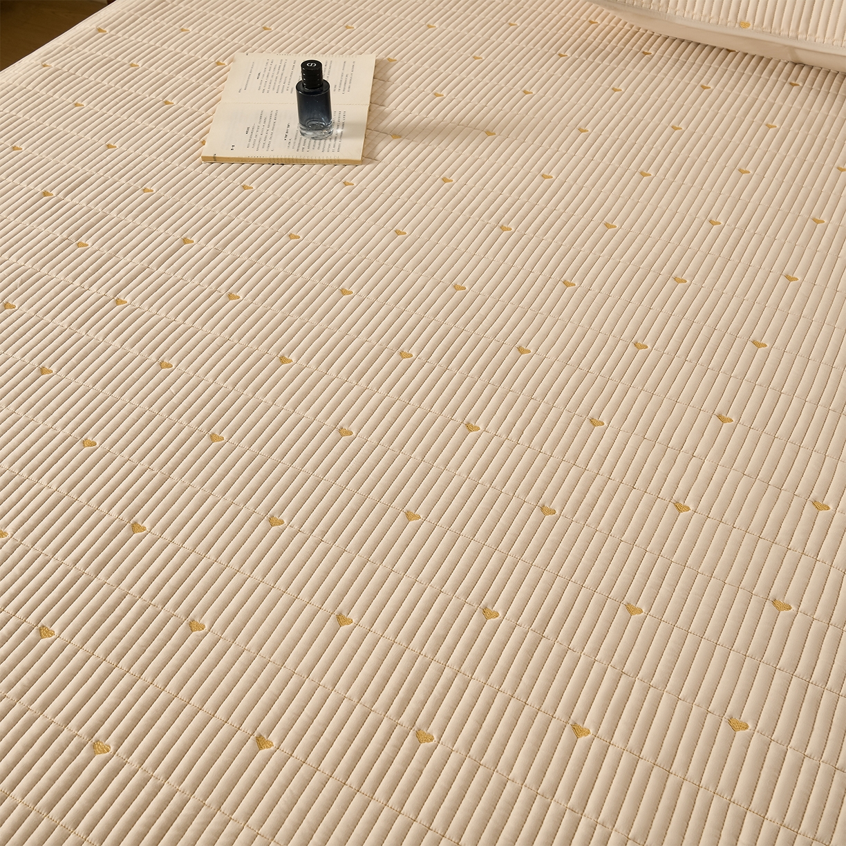 91家纺网 家纺一手货源 找家纺 优品惠 2026新款A类刺绣大豆夹棉床笠 爱心咖