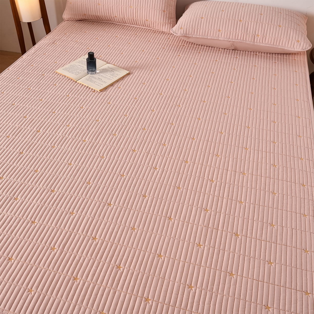 91家纺网 家纺一手货源 找家纺 优品惠 2026新款A类刺绣大豆夹棉床笠 星星粉