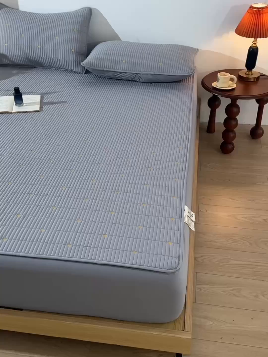 91家纺网 家纺一手货源 找家纺 优品惠 2026新款A类刺绣大豆夹棉床笠 爱心灰