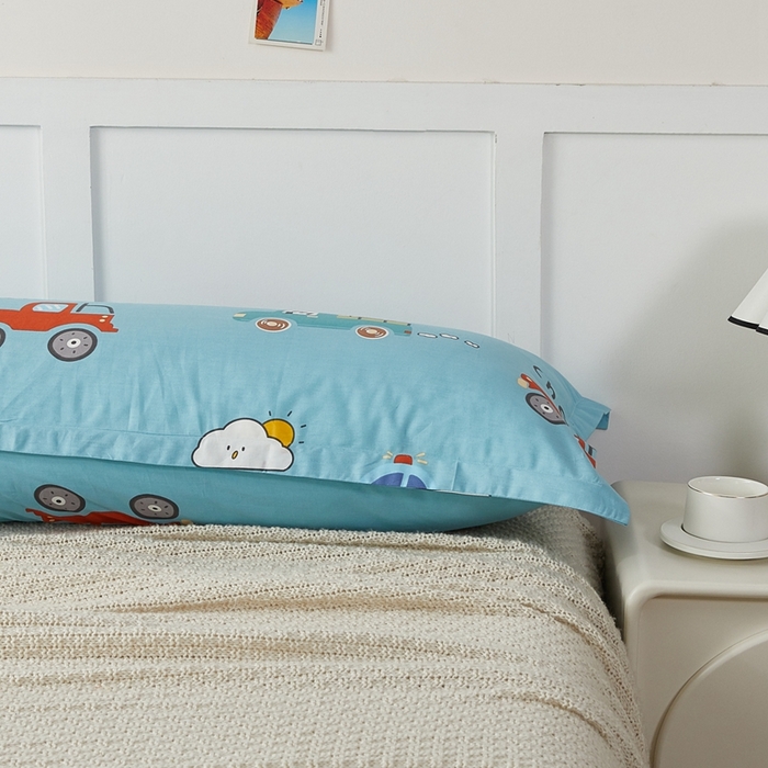 91家纺网 家纺一手货源 找家纺 翎盈家纺 2026新款小清新卡通全棉纯棉双人枕套长枕头套 汽车小镇