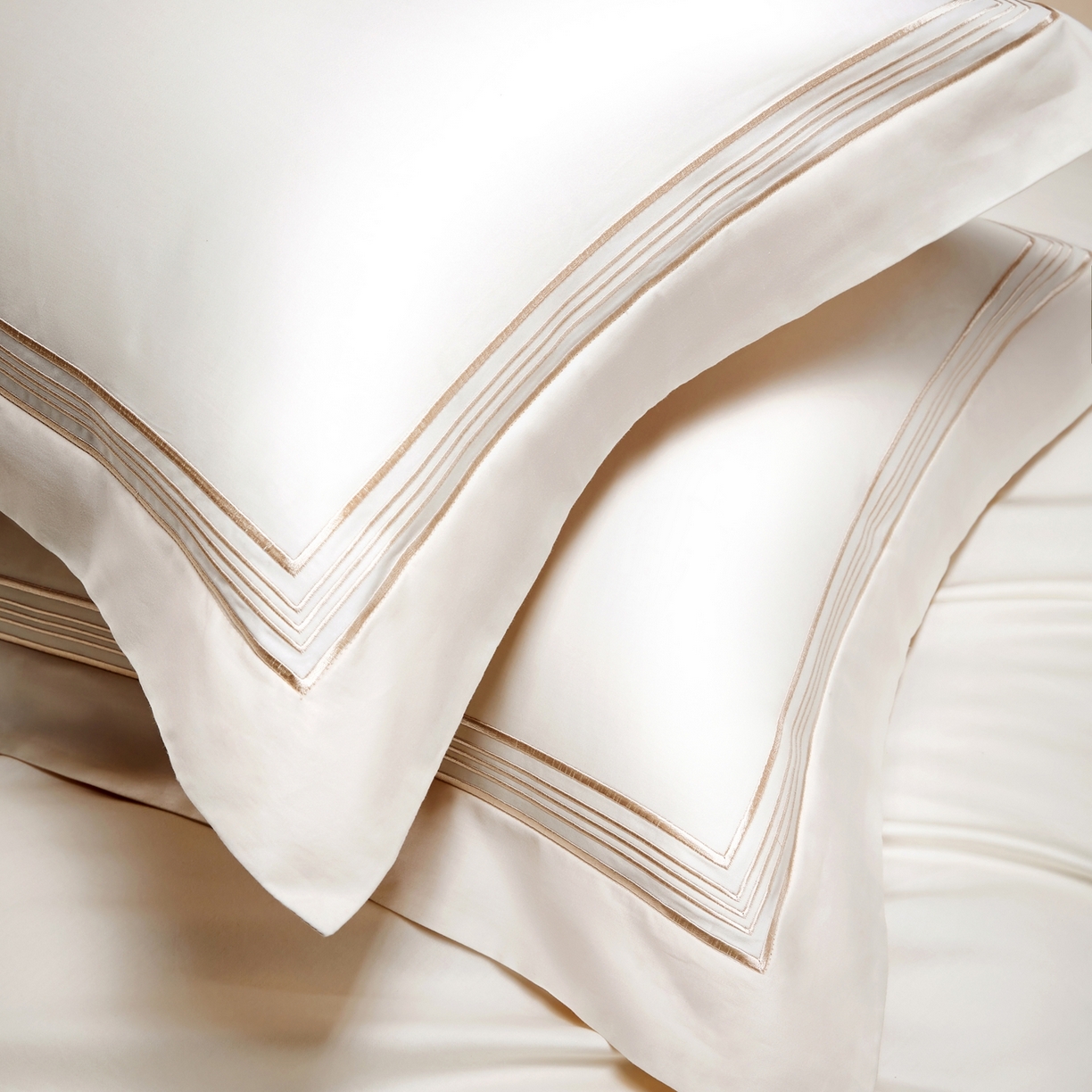 91家纺网 家纺一手货源 找家纺 佳汐蓝家纺 2026新款新疆长绒棉全棉纯棉轻奢五线刺绣四件套 初雪白