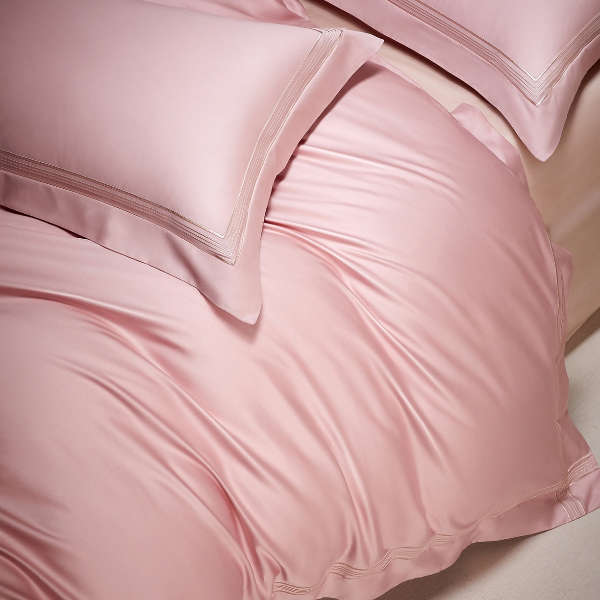 91家纺网 家纺一手货源 找家纺 佳汐蓝家纺 2026新款新疆长绒棉全棉纯棉轻奢五线刺绣四件套 釉粉