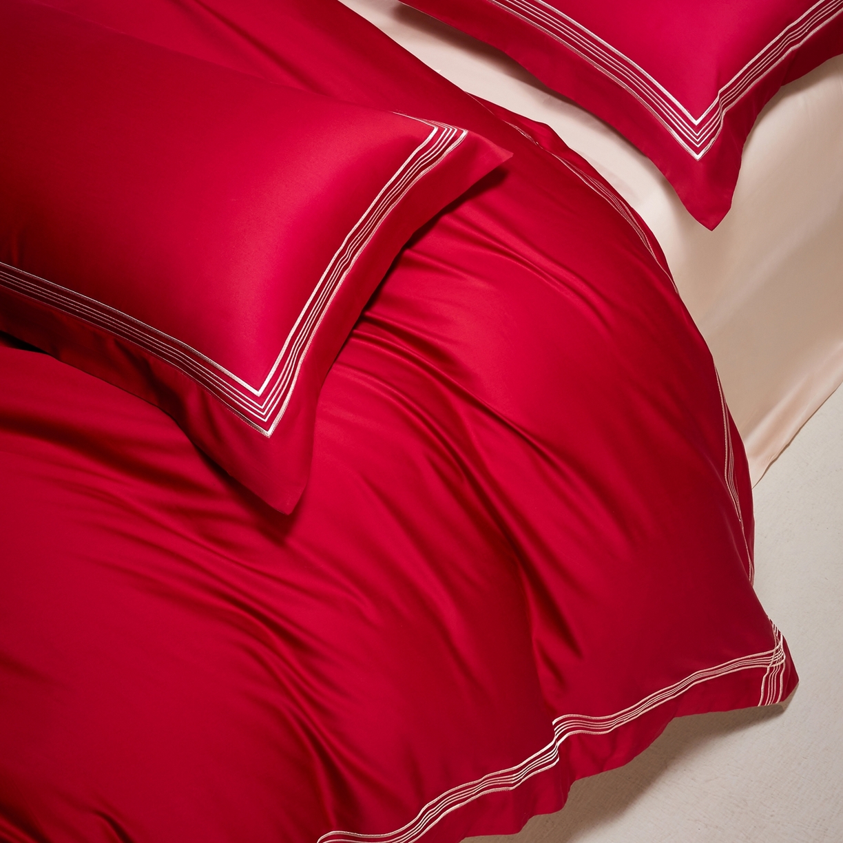 91家纺网 家纺一手货源 找家纺 佳汐蓝家纺 2026新款新疆长绒棉全棉纯棉轻奢五线刺绣四件套 朱砂红