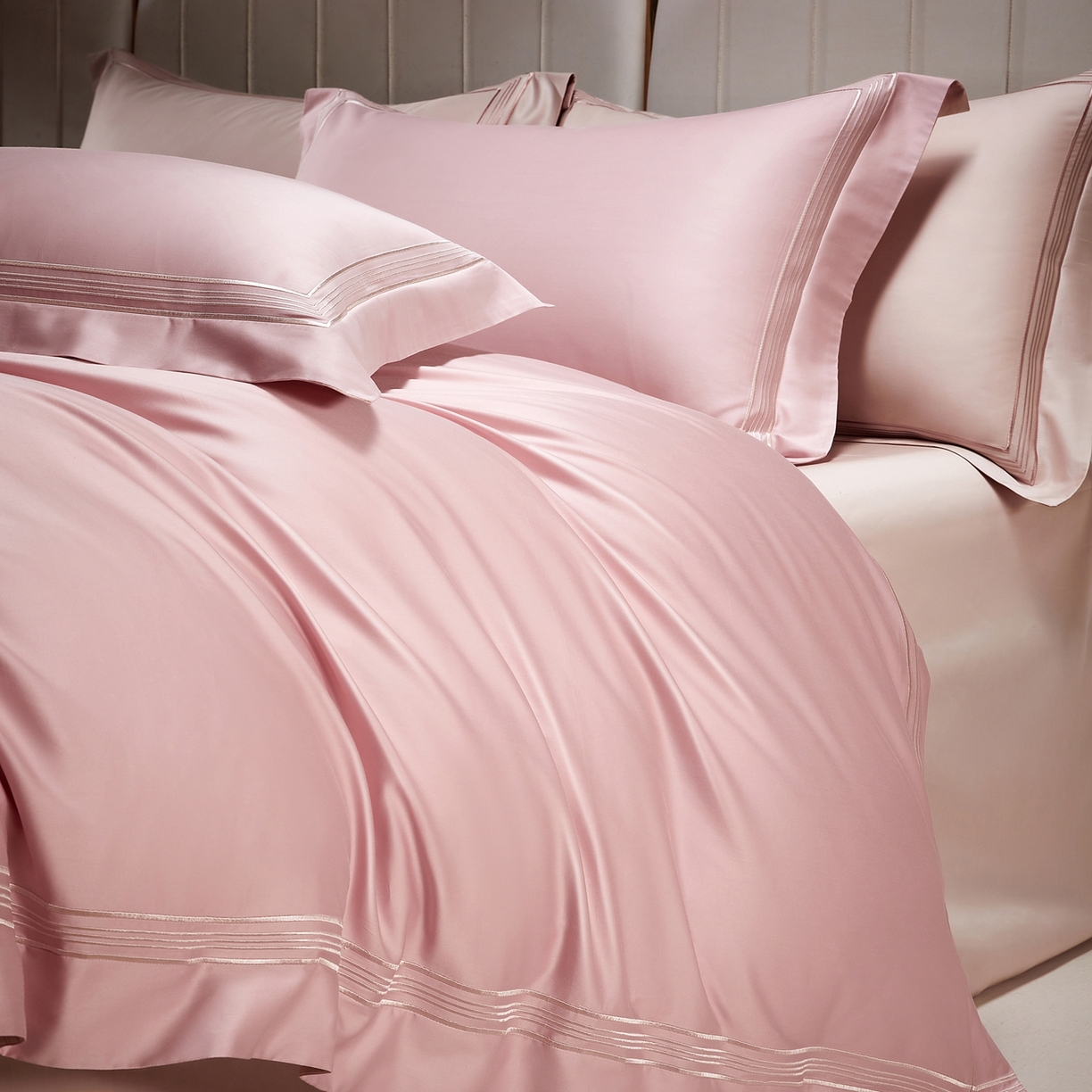 91家纺网 家纺一手货源 找家纺 佳汐蓝家纺 2026新款新疆长绒棉全棉纯棉轻奢五线刺绣四件套 釉粉