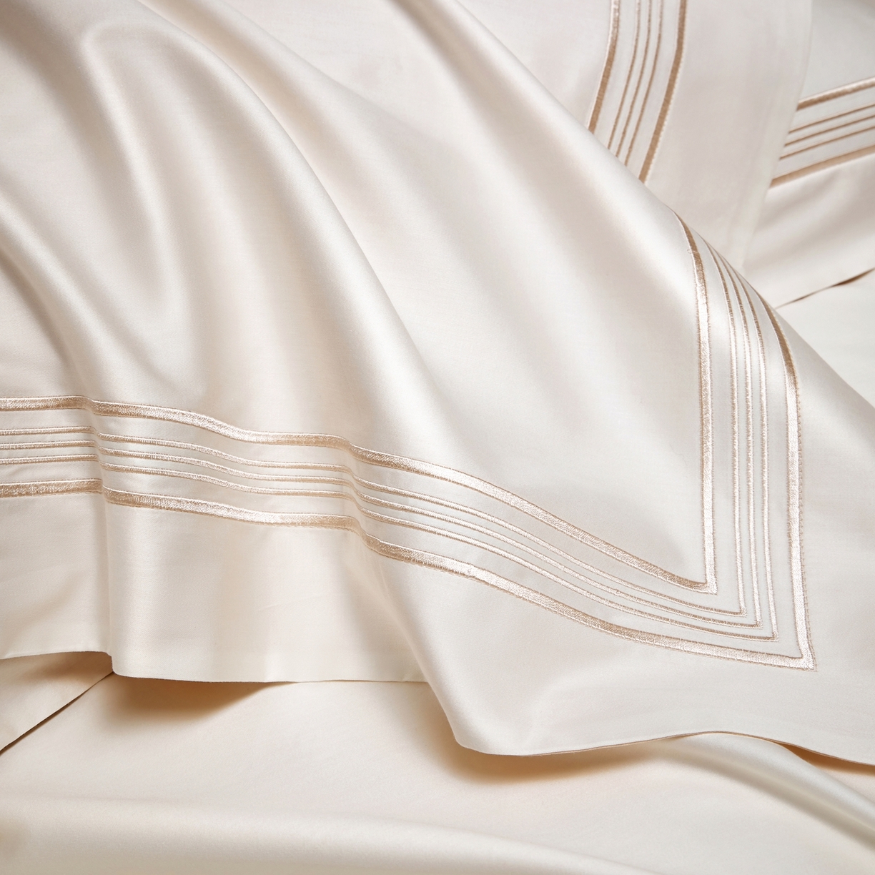 91家纺网 家纺一手货源 找家纺 佳汐蓝家纺 2026新款新疆长绒棉全棉纯棉轻奢五线刺绣四件套 初雪白