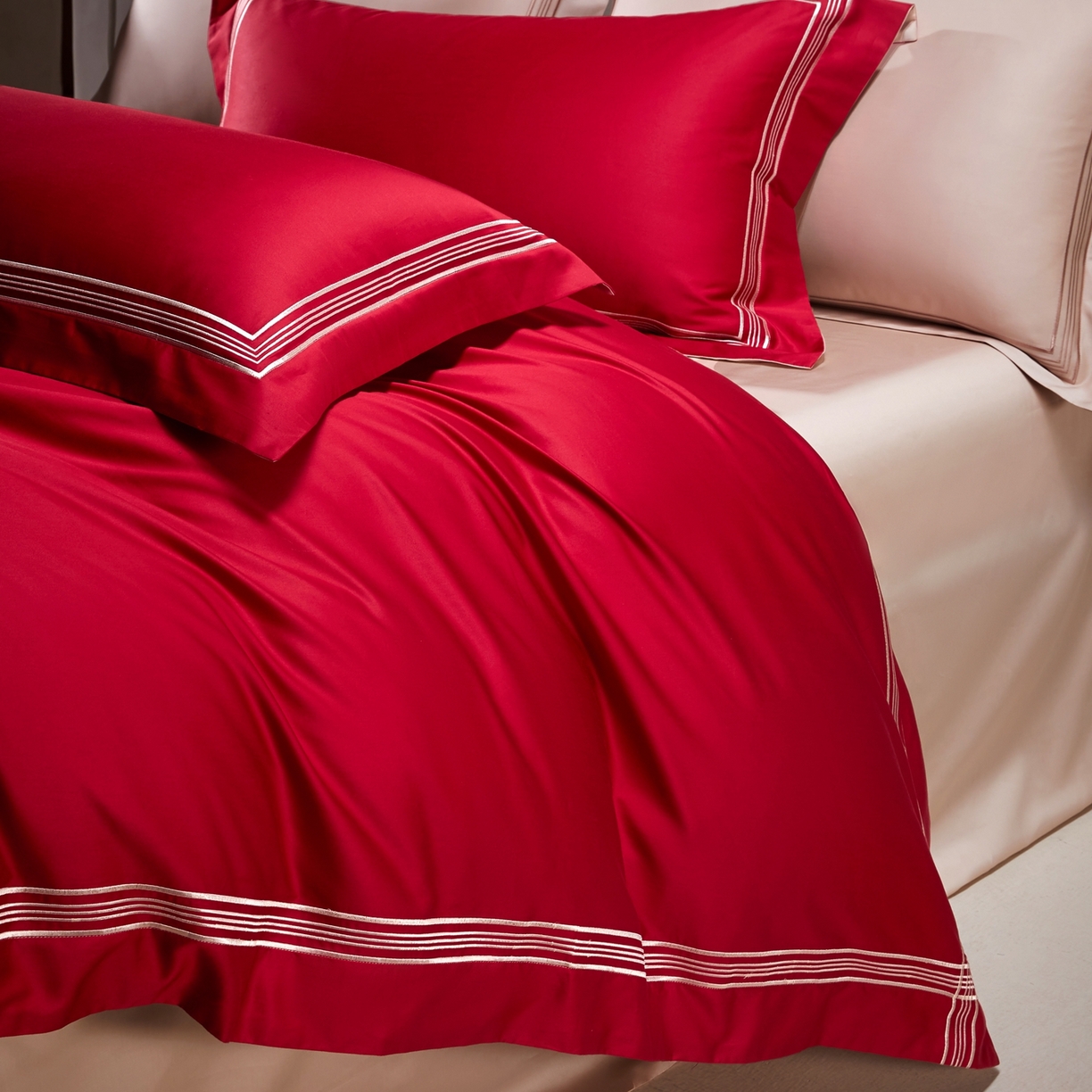 91家纺网 家纺一手货源 找家纺 佳汐蓝家纺 2026新款新疆长绒棉全棉纯棉轻奢五线刺绣四件套 朱砂红