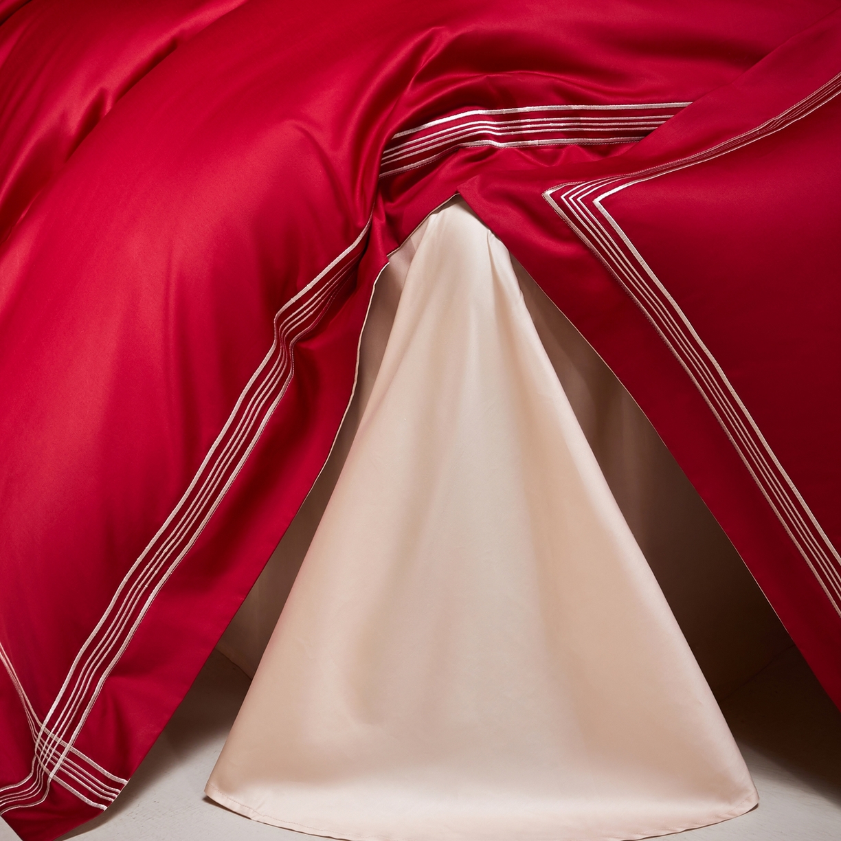 91家纺网 家纺一手货源 找家纺 佳汐蓝家纺 2026新款新疆长绒棉全棉纯棉轻奢五线刺绣四件套 朱砂红