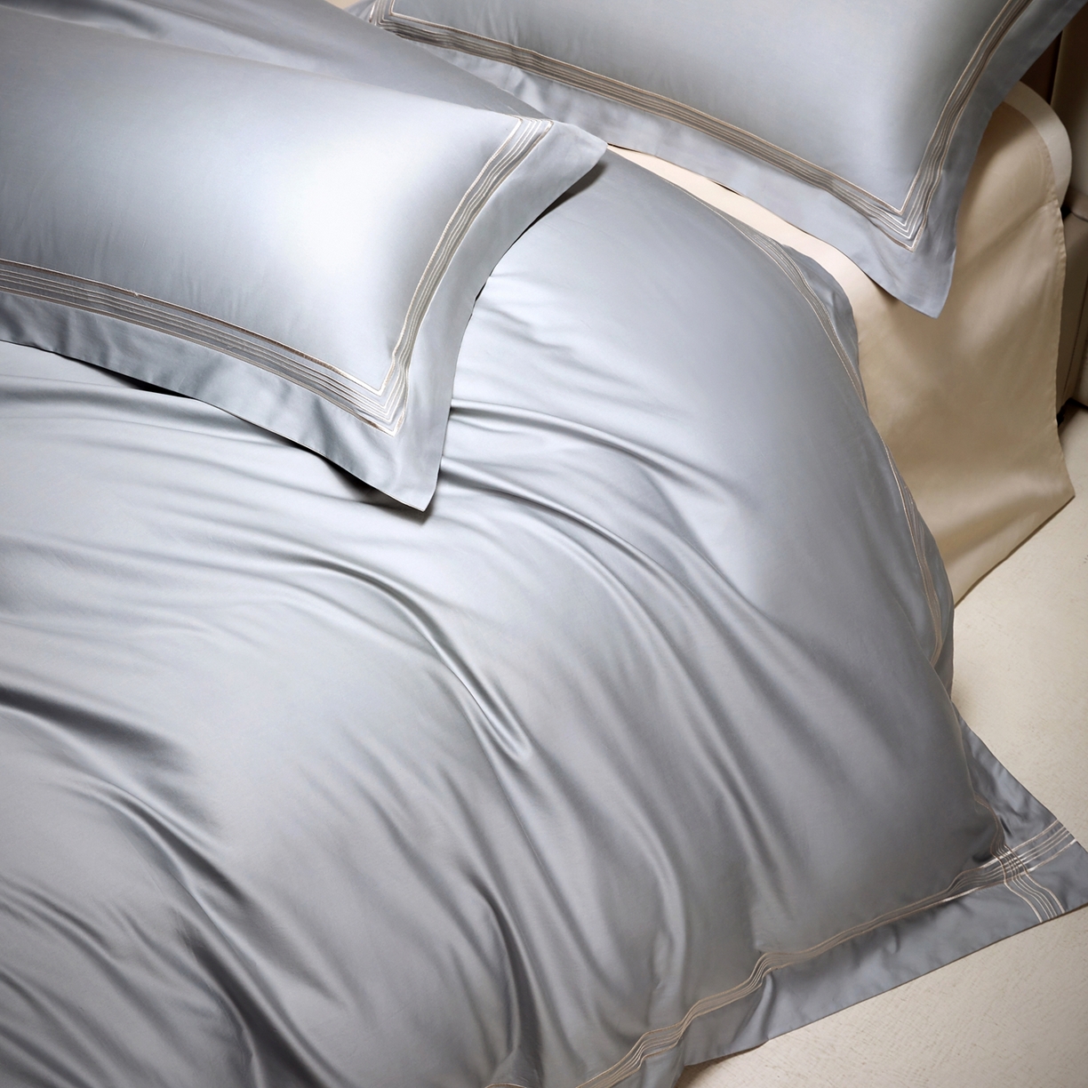 91家纺网 家纺一手货源 找家纺 佳汐蓝家纺 2026新款新疆长绒棉全棉纯棉轻奢五线刺绣四件套 冷釉灰