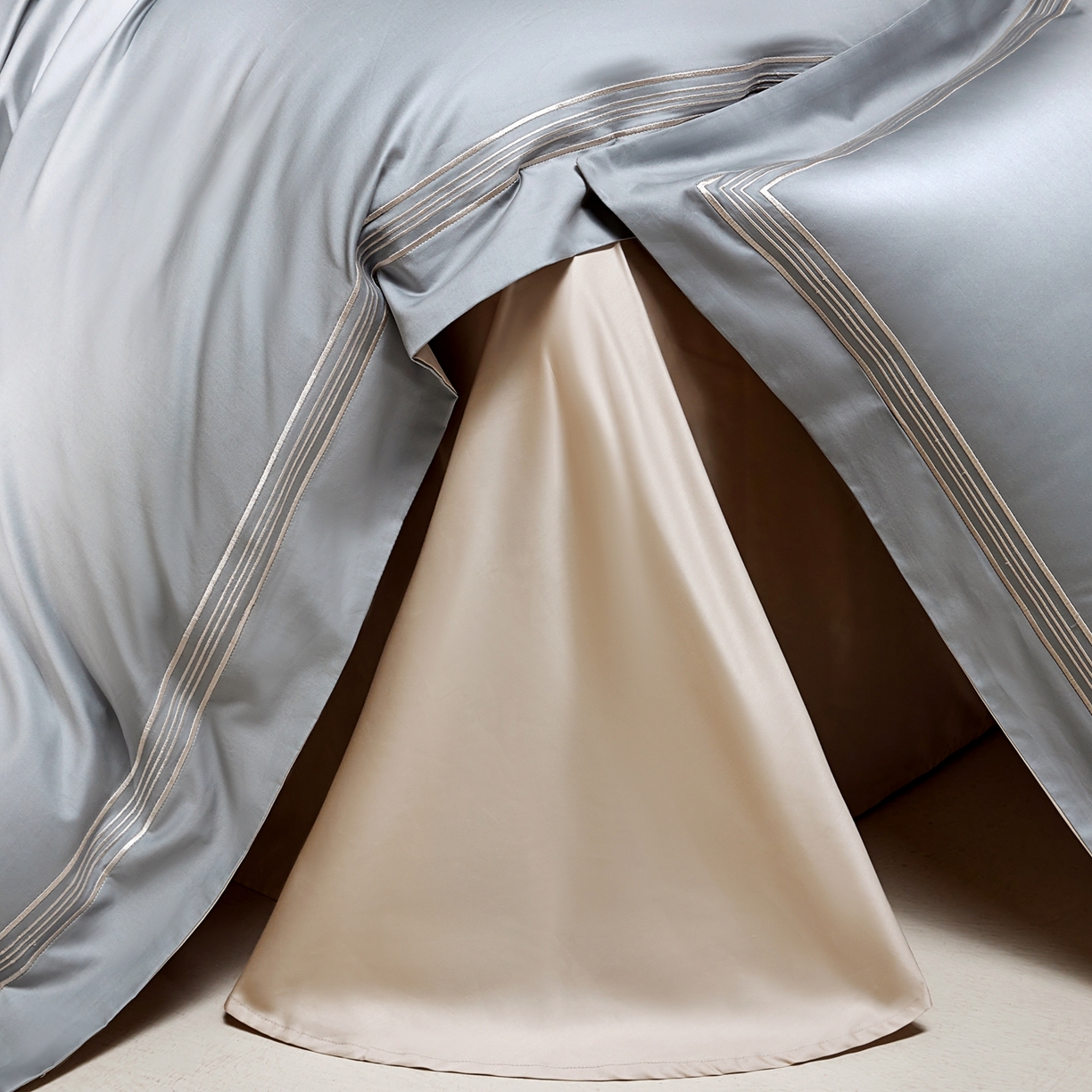 91家纺网 家纺一手货源 找家纺 佳汐蓝家纺 2026新款新疆长绒棉全棉纯棉轻奢五线刺绣四件套 冷釉灰