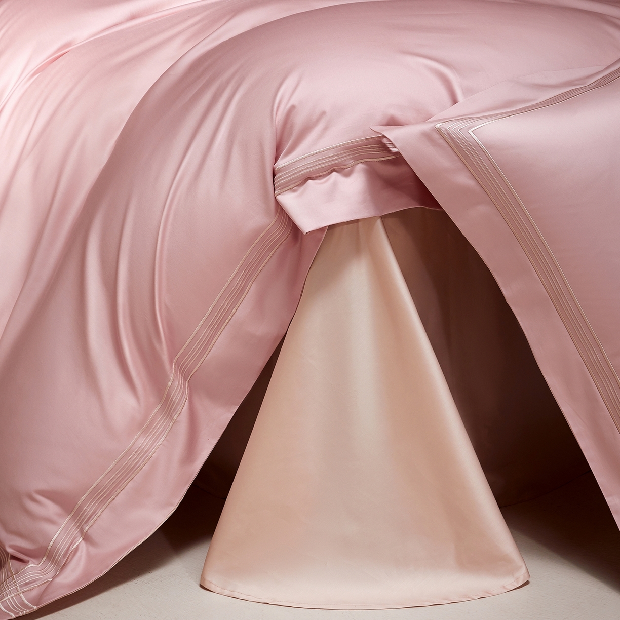 91家纺网 家纺一手货源 找家纺 佳汐蓝家纺 2026新款新疆长绒棉全棉纯棉轻奢五线刺绣四件套 釉粉