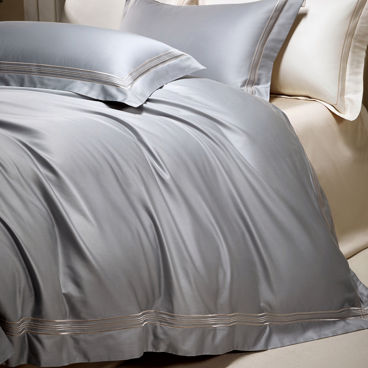 91家纺网 家纺一手货源 找家纺 佳汐蓝家纺 2026新款新疆长绒棉全棉纯棉轻奢五线刺绣四件套 冷釉灰