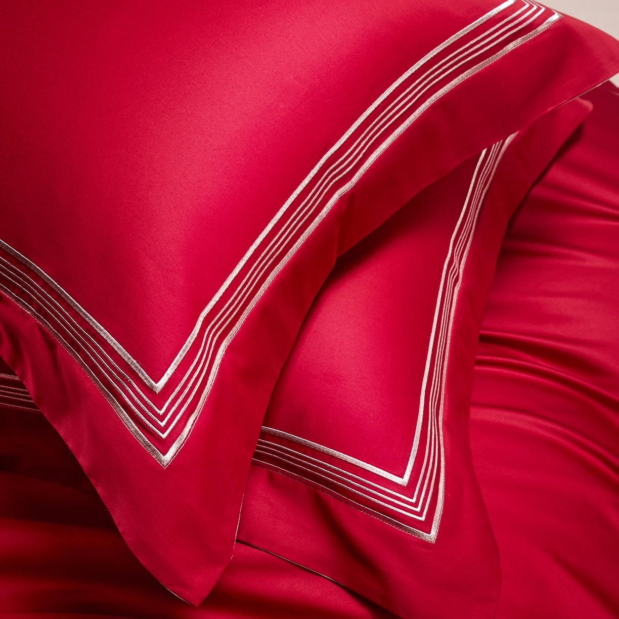 91家纺网 家纺一手货源 找家纺 佳汐蓝家纺 2026新款新疆长绒棉全棉纯棉轻奢五线刺绣四件套 朱砂红