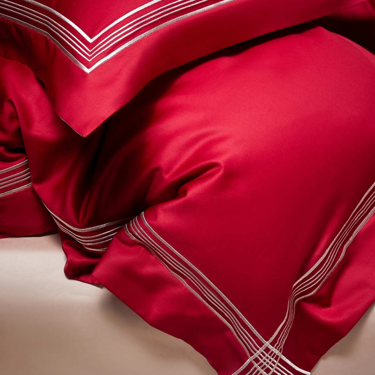 91家纺网 家纺一手货源 找家纺 佳汐蓝家纺 2026新款新疆长绒棉全棉纯棉轻奢五线刺绣四件套 朱砂红