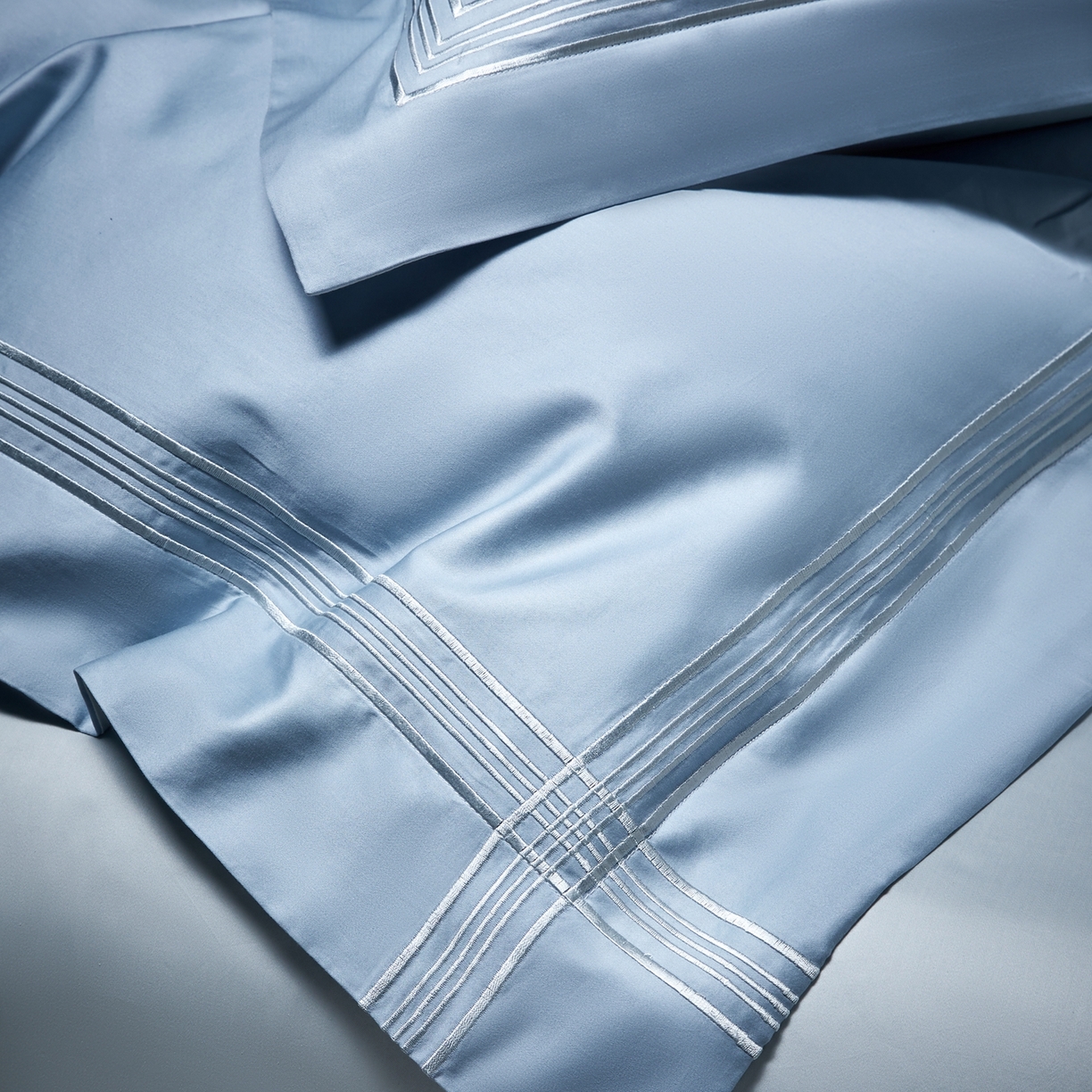 91家纺网 家纺一手货源 找家纺 佳汐蓝家纺 2026新款新疆长绒棉全棉纯棉轻奢五线刺绣四件套 汐雾蓝