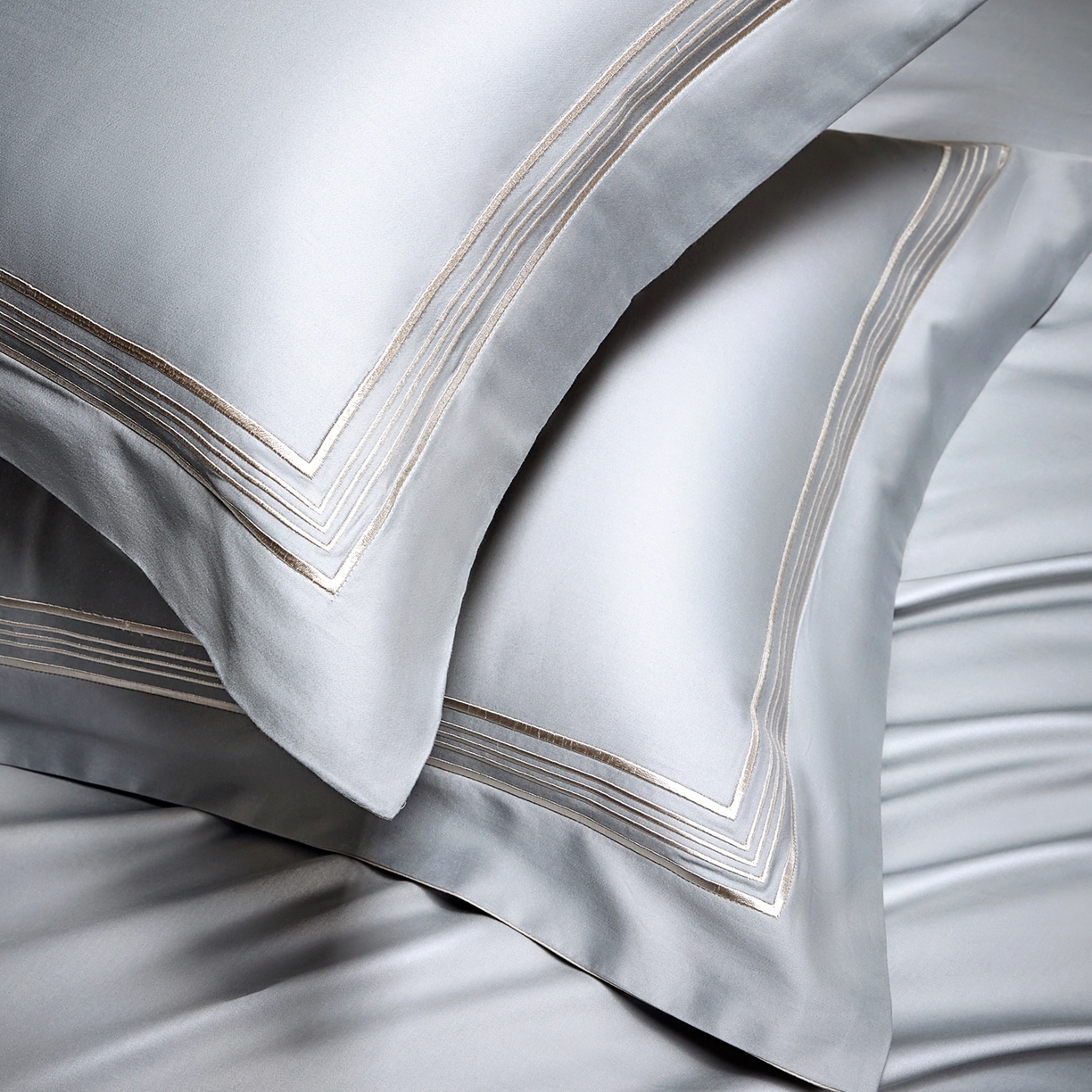 91家纺网 家纺一手货源 找家纺 佳汐蓝家纺 2026新款新疆长绒棉全棉纯棉轻奢五线刺绣四件套 冷釉灰