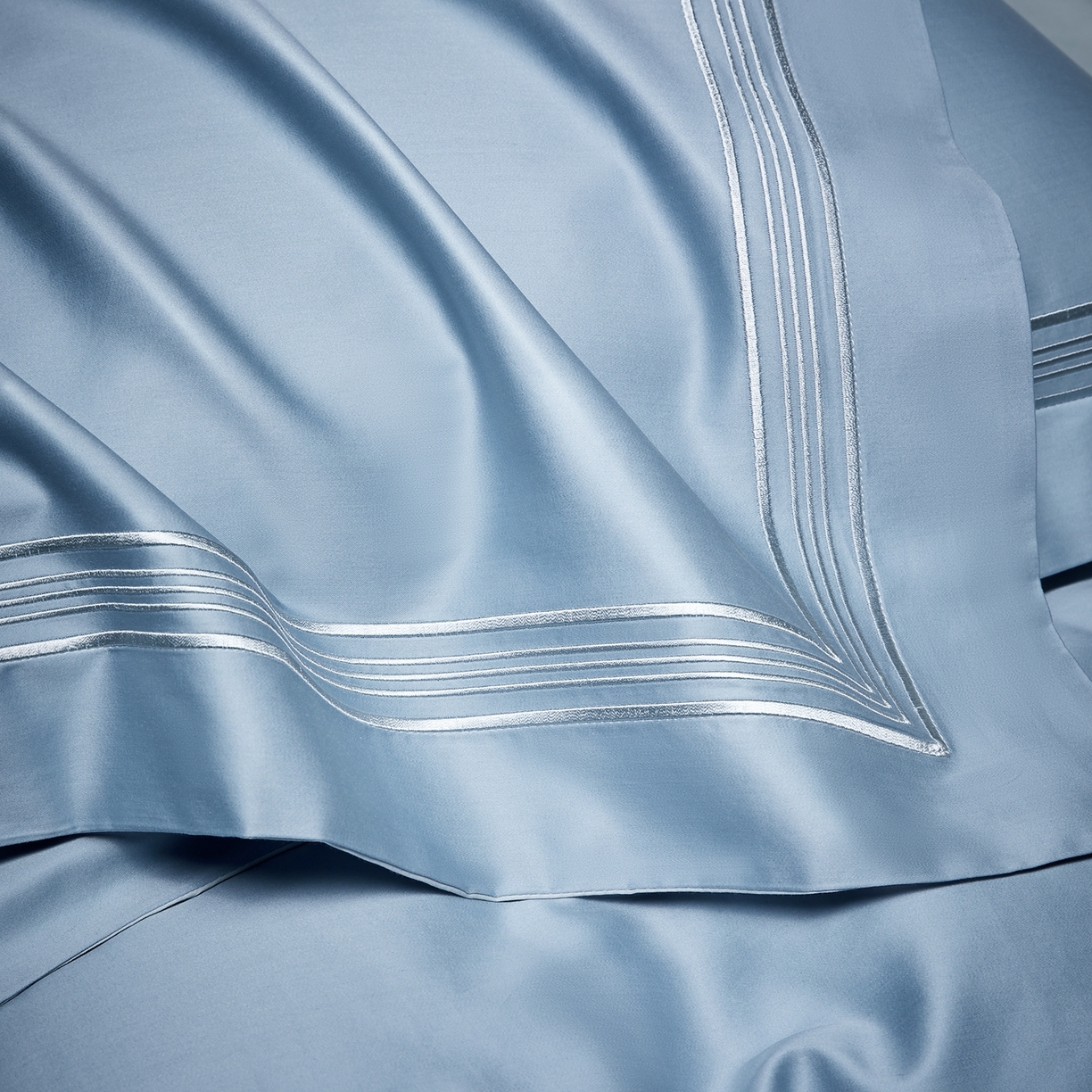 91家纺网 家纺一手货源 找家纺 佳汐蓝家纺 2026新款新疆长绒棉全棉纯棉轻奢五线刺绣四件套 汐雾蓝