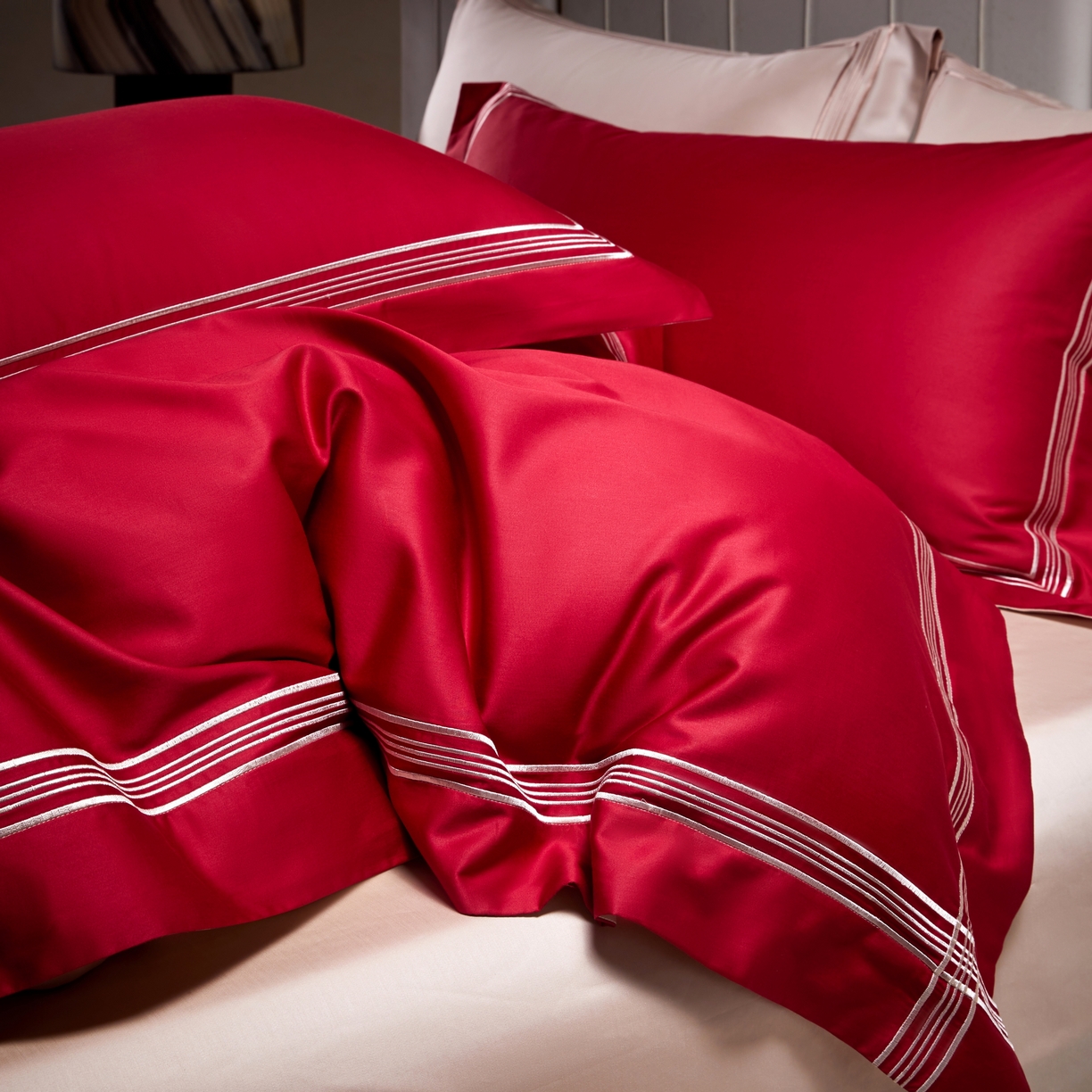 91家纺网 家纺一手货源 找家纺 佳汐蓝家纺 2026新款新疆长绒棉全棉纯棉轻奢五线刺绣四件套 朱砂红