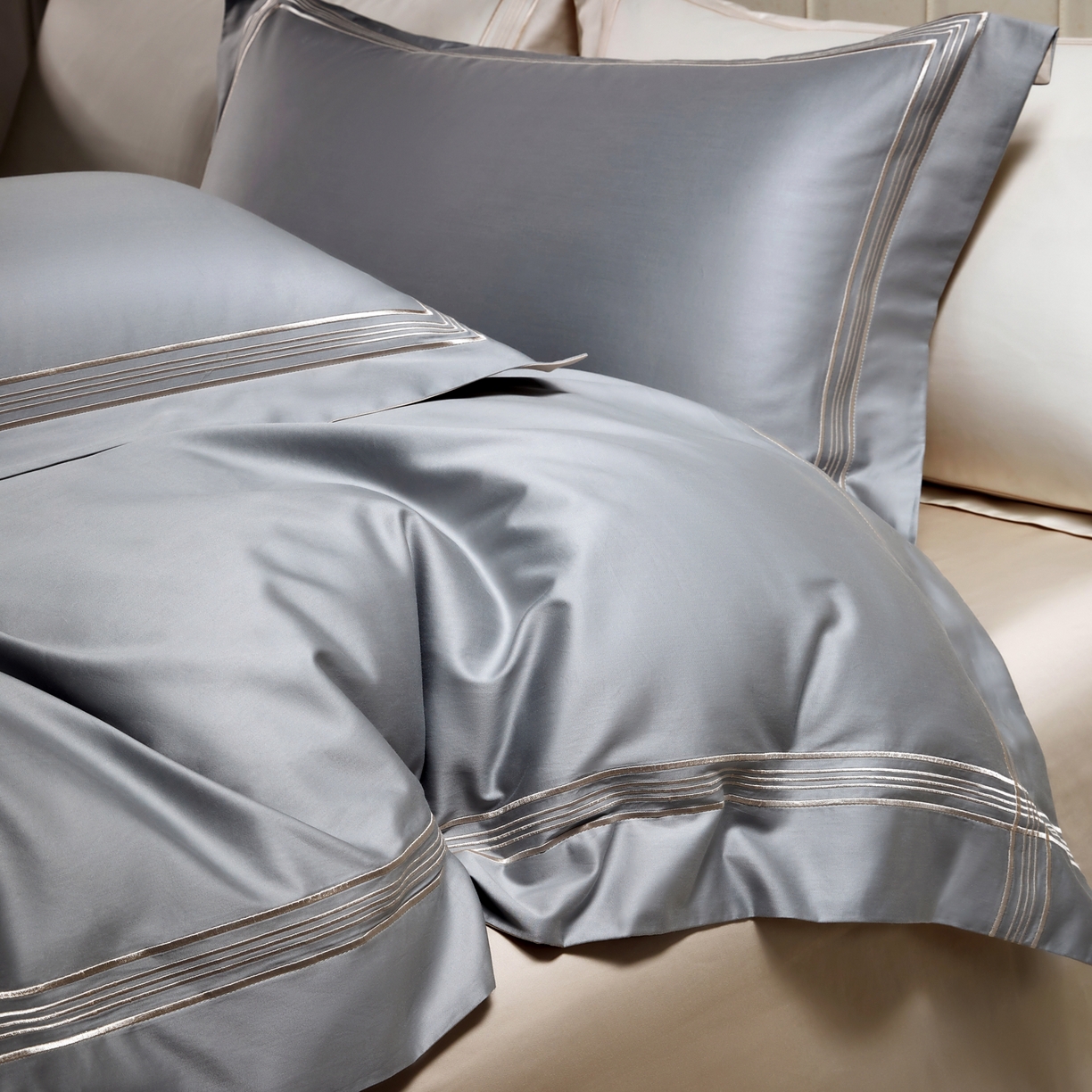 91家纺网 家纺一手货源 找家纺 佳汐蓝家纺 2026新款新疆长绒棉全棉纯棉轻奢五线刺绣四件套 冷釉灰