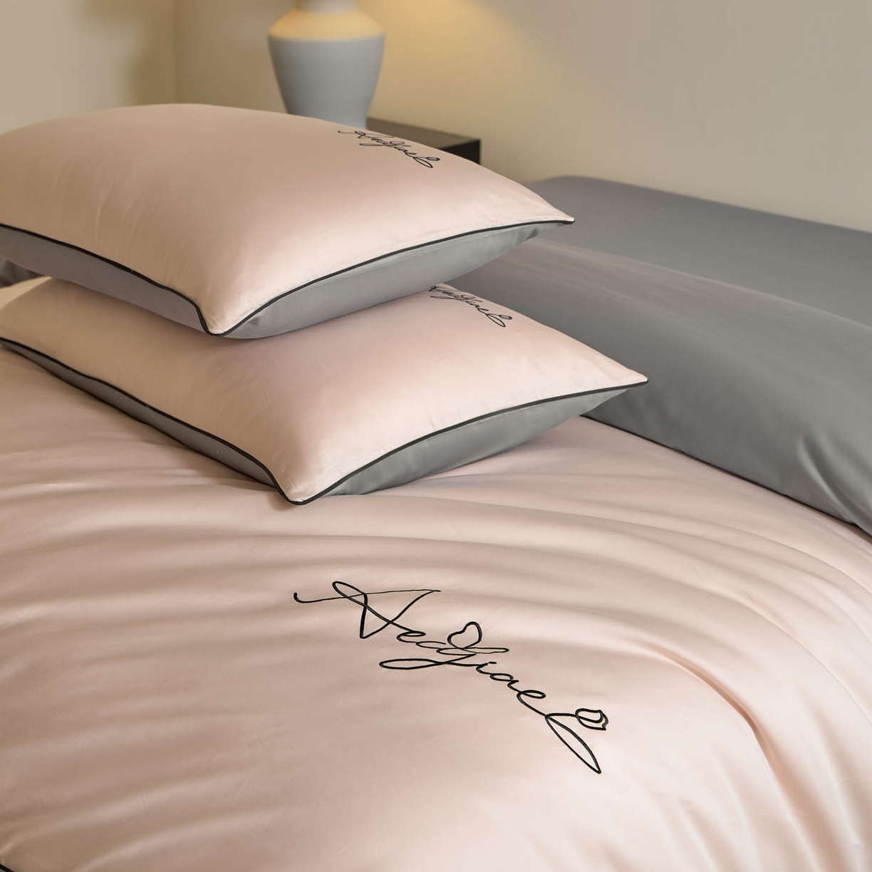 91家纺网 家纺一手货源 找家纺 涵宸家纺 2026新款全棉工艺款简奢刺绣四件套-千叶 千叶-粉