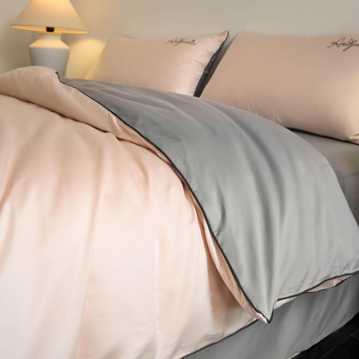 91家纺网 家纺一手货源 找家纺 涵宸家纺 2026新款全棉工艺款简奢刺绣四件套-千叶 千叶-粉