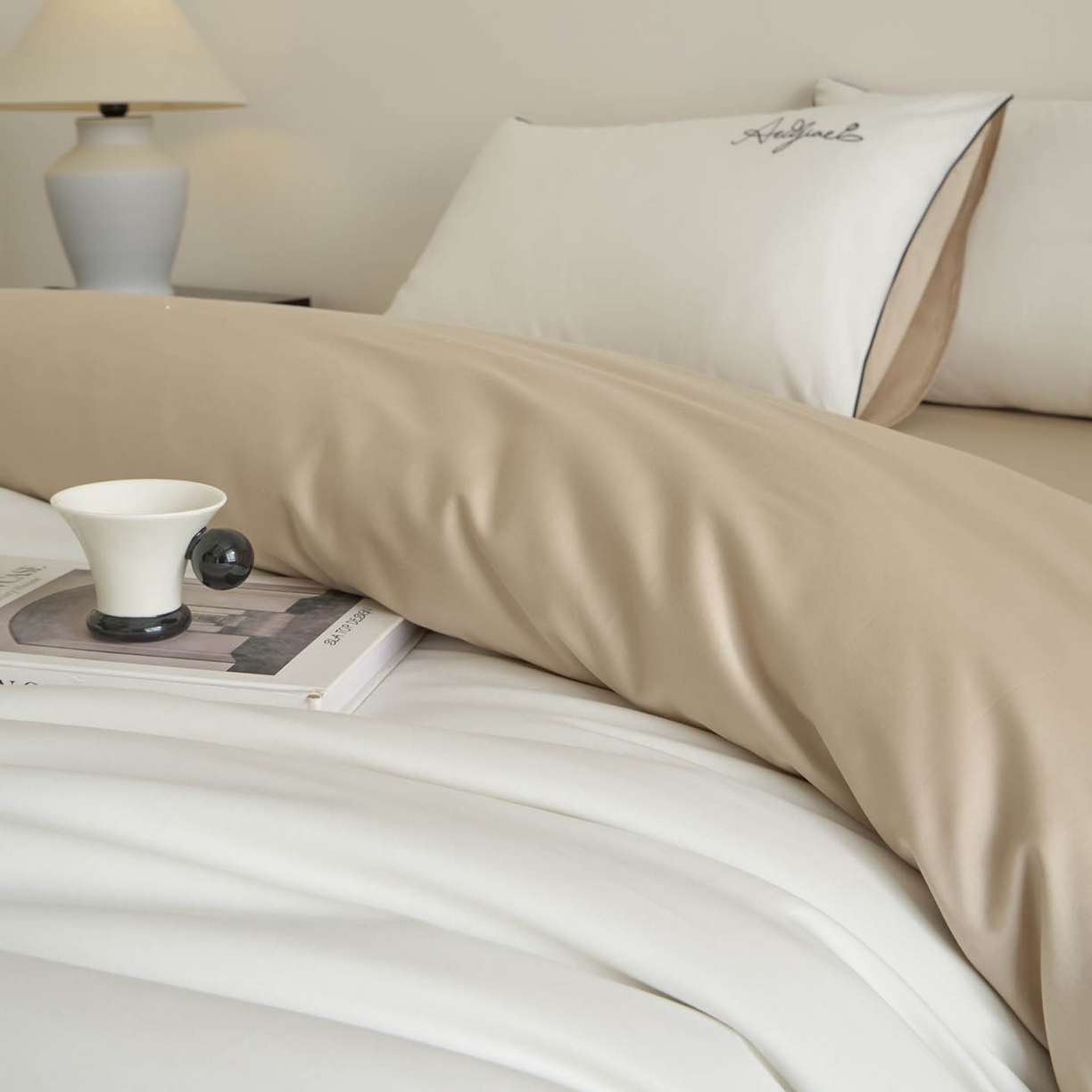 91家纺网 家纺一手货源 找家纺 涵宸家纺 2026新款全棉工艺款简奢刺绣四件套-千叶 千叶-米白