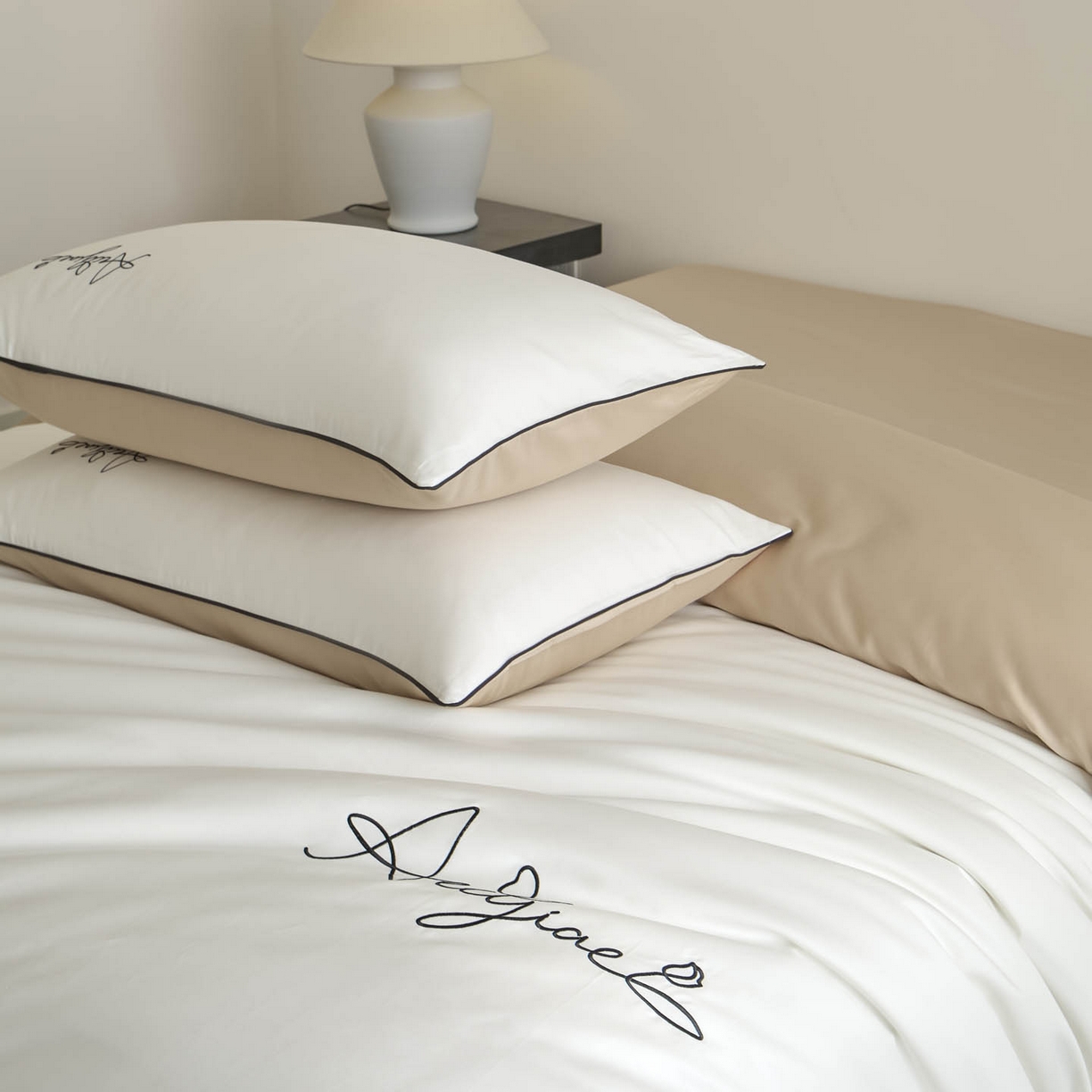 91家纺网 家纺一手货源 找家纺 涵宸家纺 2026新款全棉工艺款简奢刺绣四件套-千叶 千叶-米白