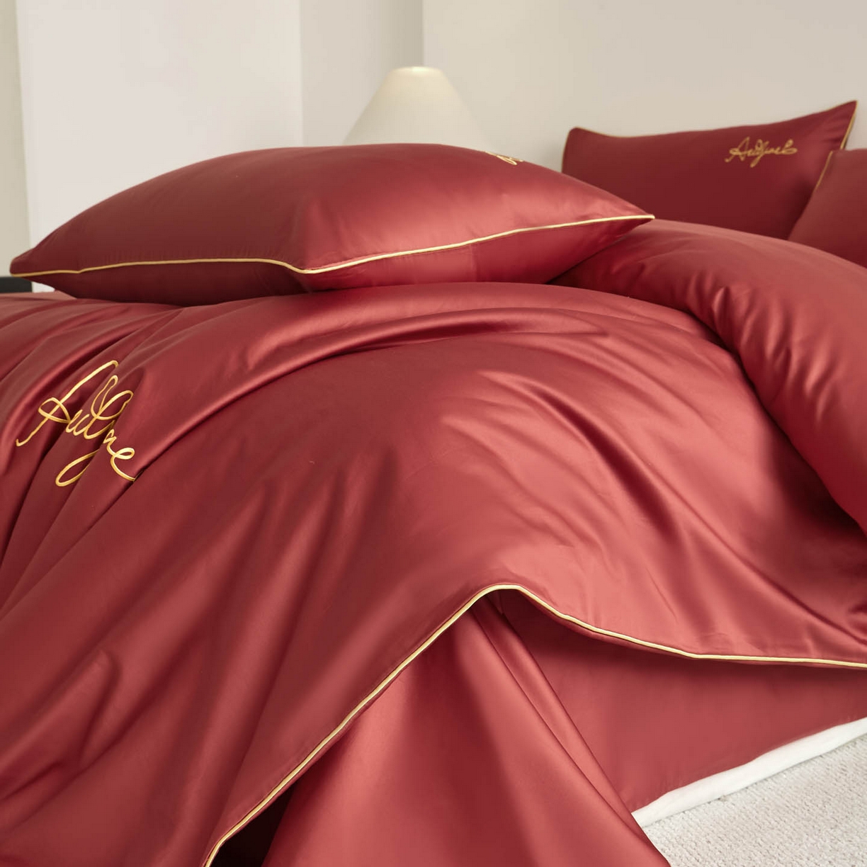 91家纺网 家纺一手货源 找家纺 涵宸家纺 2026新款全棉工艺款简奢刺绣四件套-千叶 千叶-红