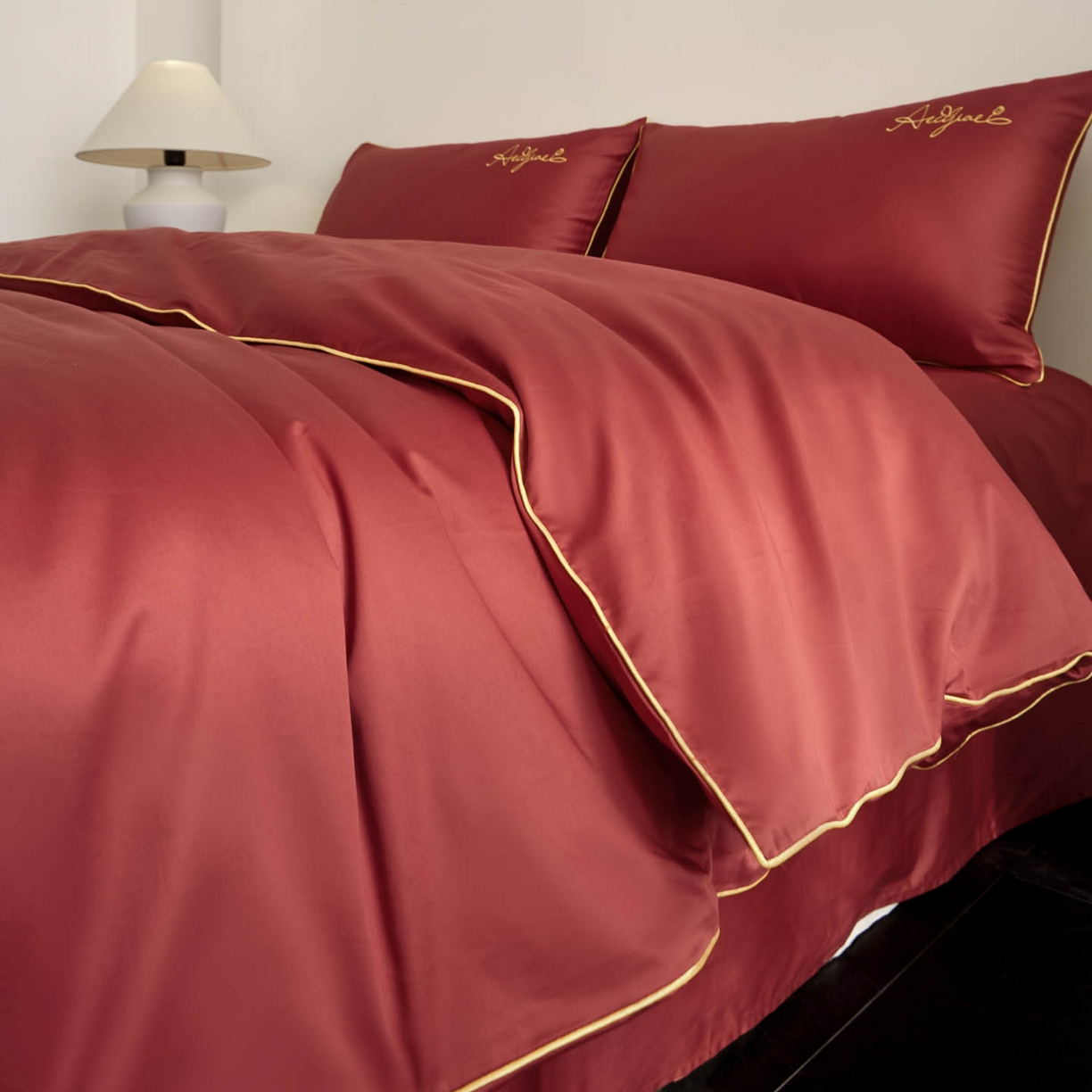 91家纺网 家纺一手货源 找家纺 涵宸家纺 2026新款全棉工艺款简奢刺绣四件套-千叶 千叶-红