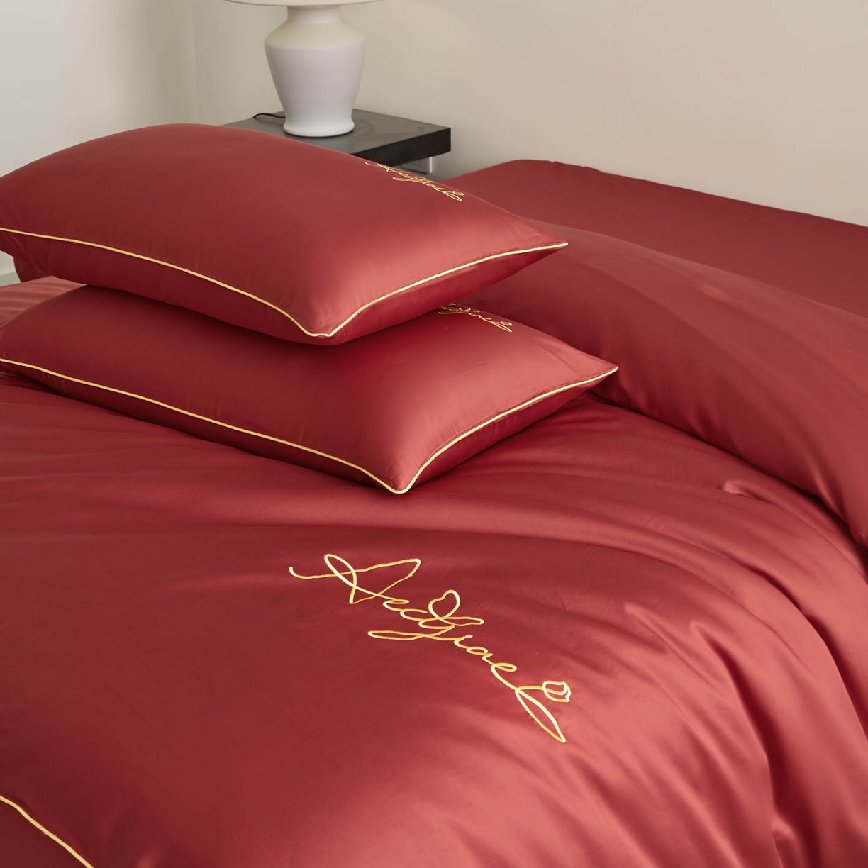 91家纺网 家纺一手货源 找家纺 涵宸家纺 2026新款全棉工艺款简奢刺绣四件套-千叶 千叶-红