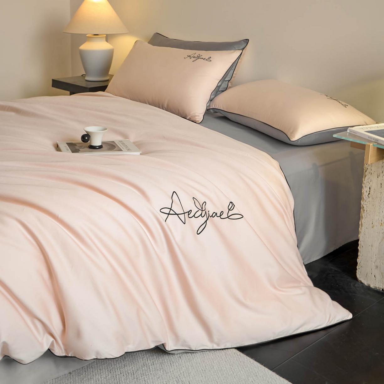 91家纺网 家纺一手货源 找家纺 涵宸家纺 2026新款全棉工艺款简奢刺绣四件套-千叶 千叶-粉