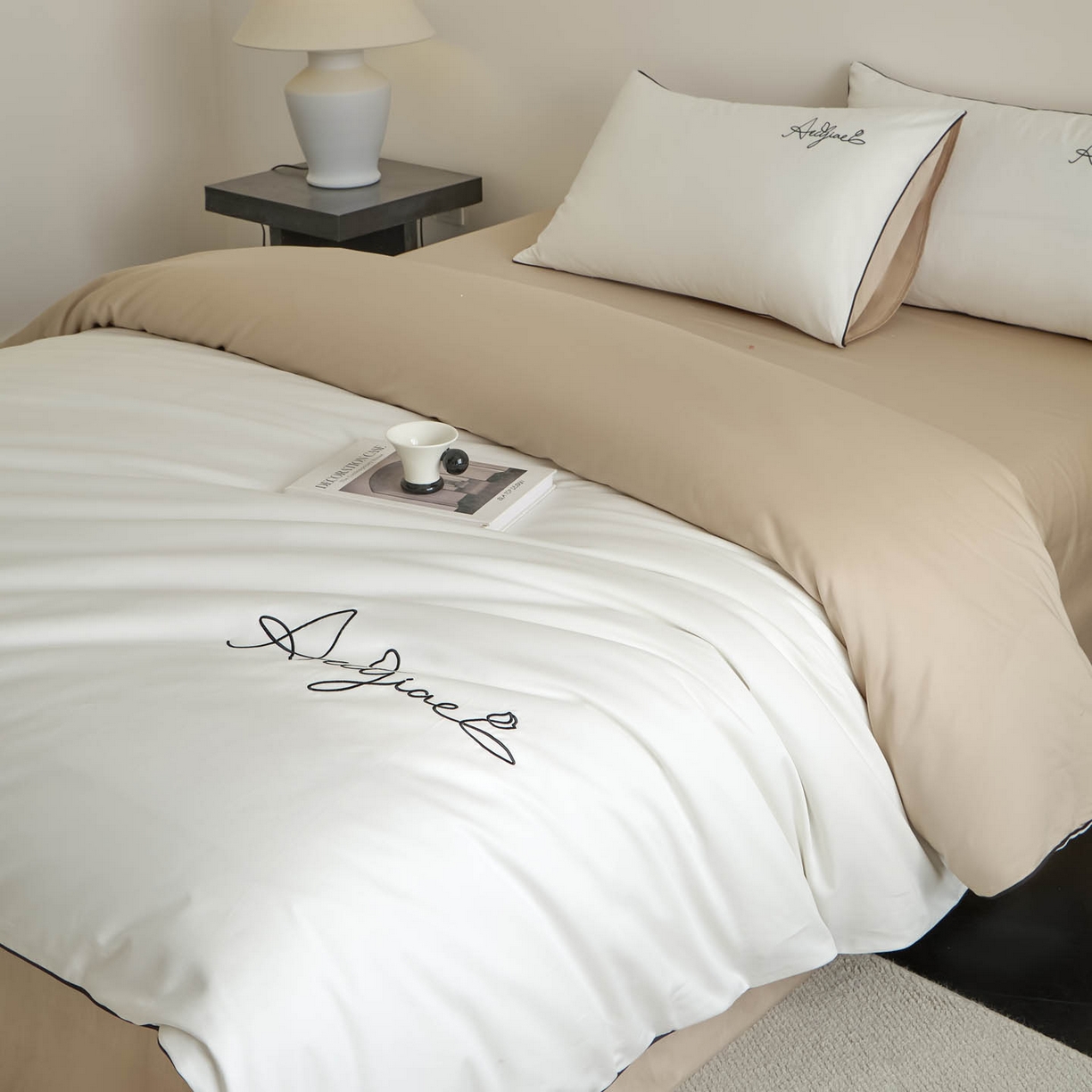 91家纺网 家纺一手货源 找家纺 涵宸家纺 2026新款全棉工艺款简奢刺绣四件套-千叶 千叶-米白