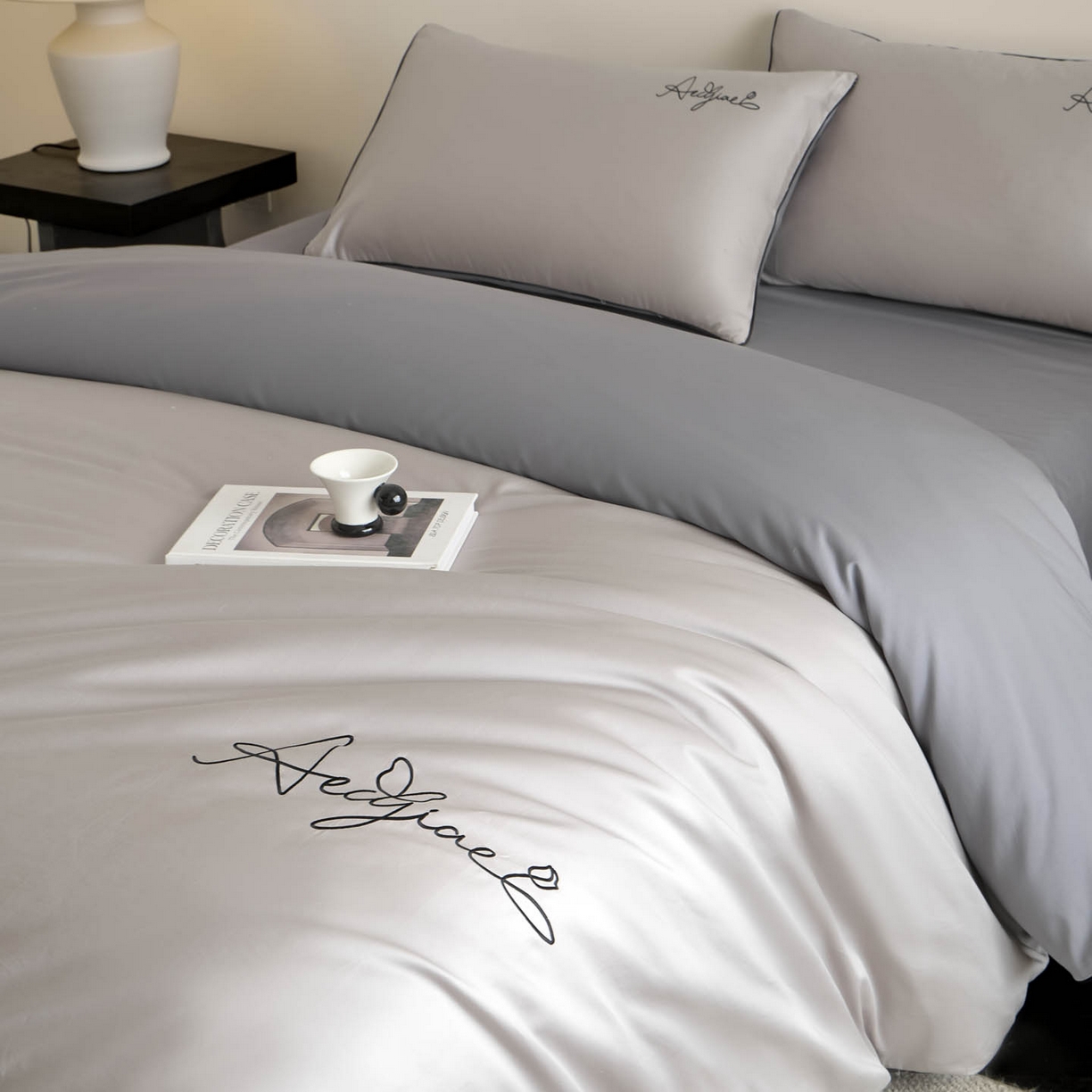 91家纺网 家纺一手货源 找家纺 涵宸家纺 2026新款全棉工艺款简奢刺绣四件套-千叶 千叶-银灰