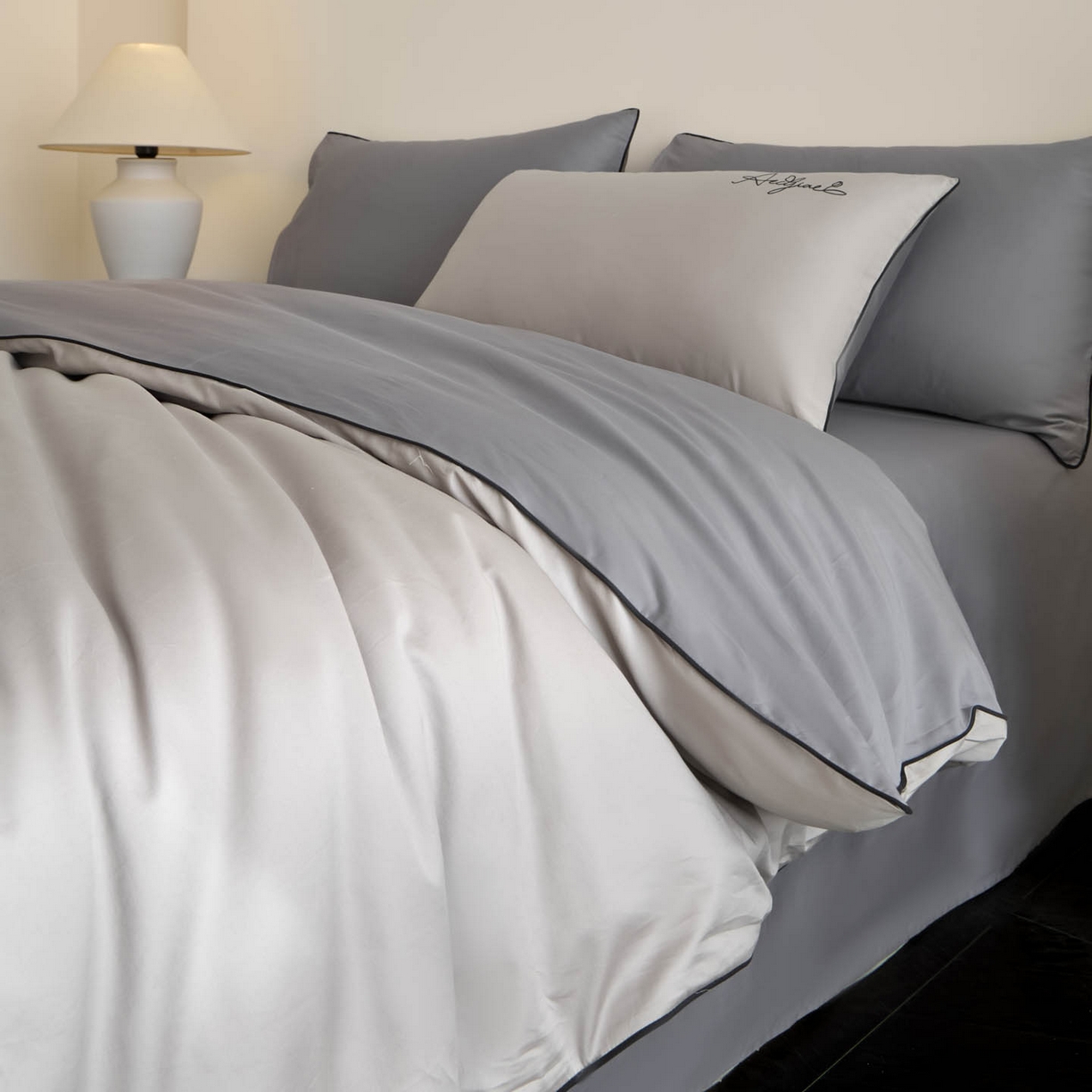 91家纺网 家纺一手货源 找家纺 涵宸家纺 2026新款全棉工艺款简奢刺绣四件套-千叶 千叶-银灰