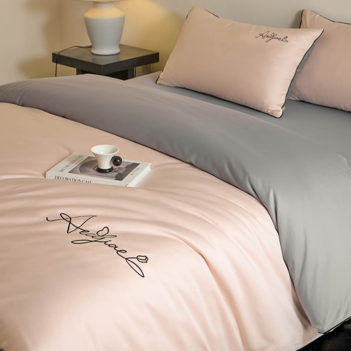 91家纺网 家纺一手货源 找家纺 涵宸家纺 2026新款全棉工艺款简奢刺绣四件套-千叶 千叶-粉