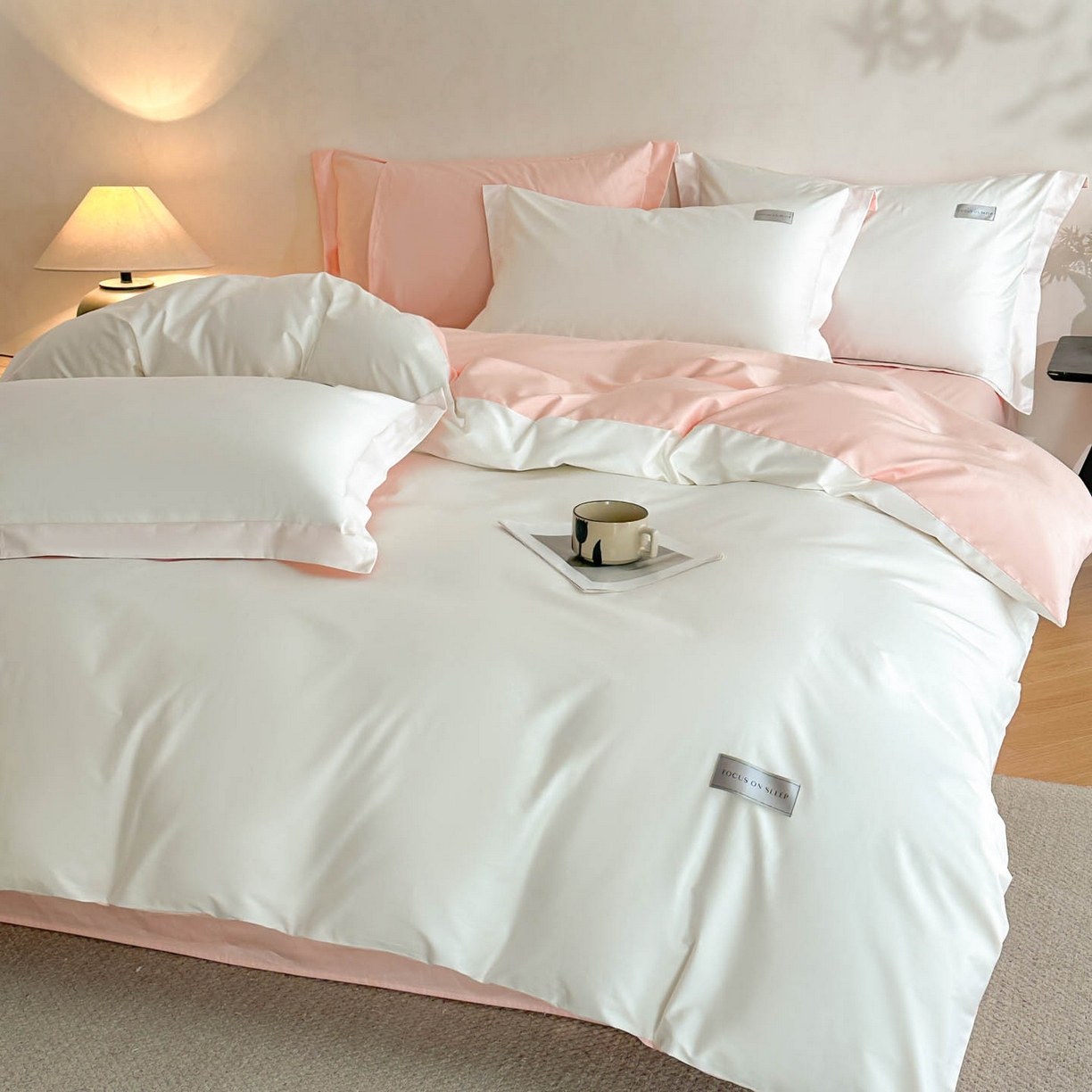 91家纺网 家纺一手货源 找家纺 涵宸家纺 2026新款全棉工艺款简奢织标四件套-彼得 彼得-米浅粉