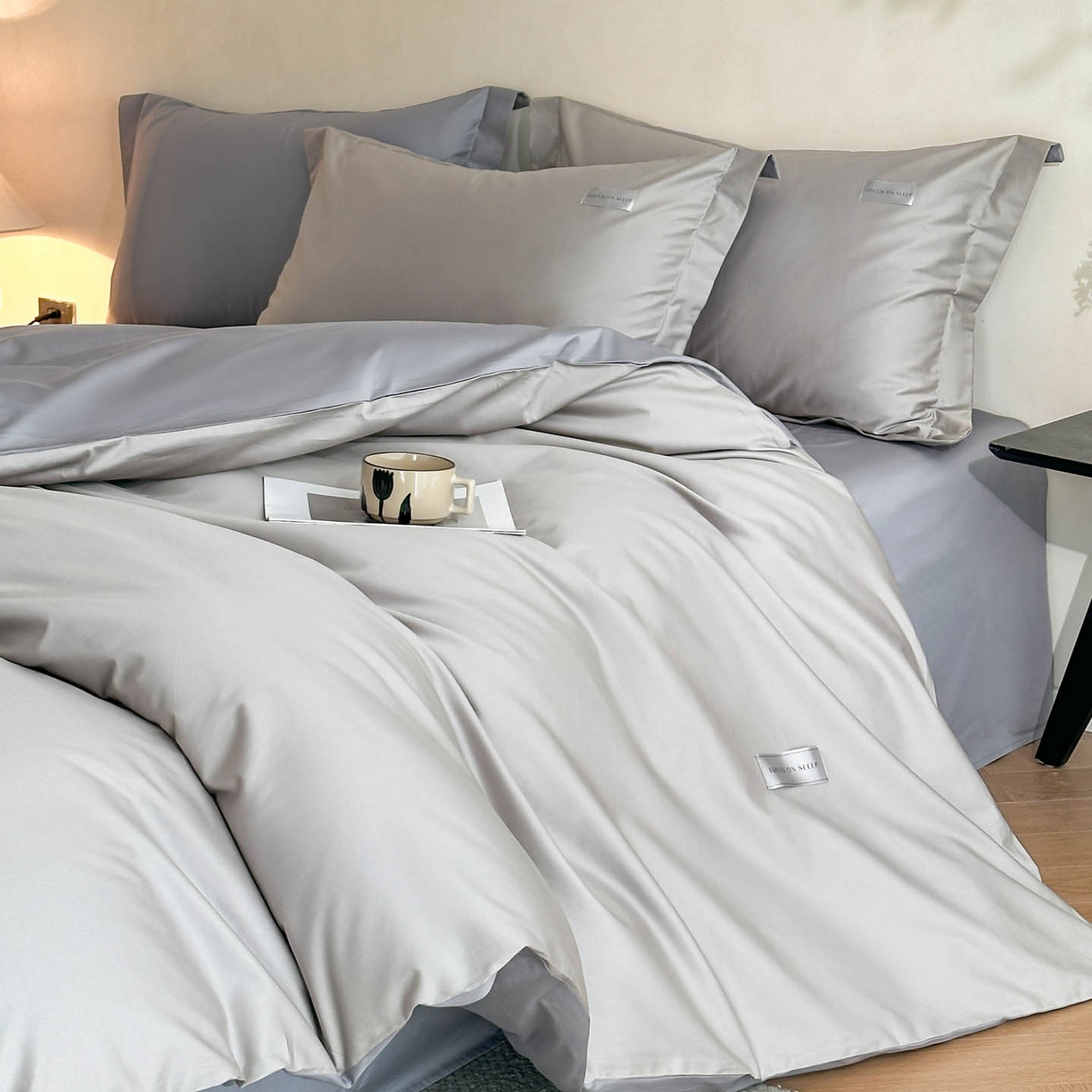 91家纺网 家纺一手货源 找家纺 涵宸家纺 2026新款全棉工艺款简奢织标四件套-彼得 彼得-银灰