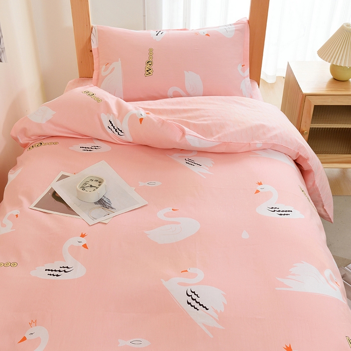 91家纺网 家纺一手货源 找家纺 朵希曼 2026新款印花全棉13372学生三件套系列 小天鹅-粉