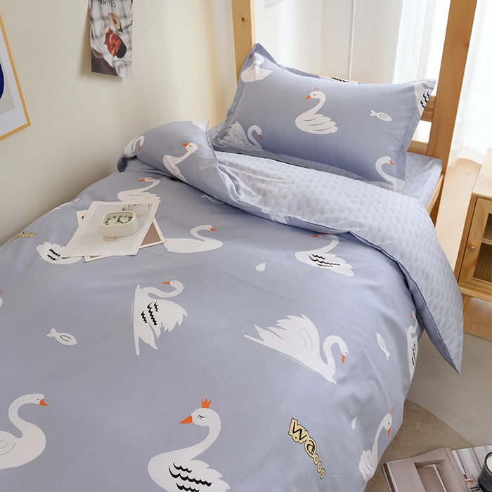 91家纺网 家纺一手货源 找家纺 朵希曼 2026新款印花全棉13372学生三件套系列 小天鹅-灰