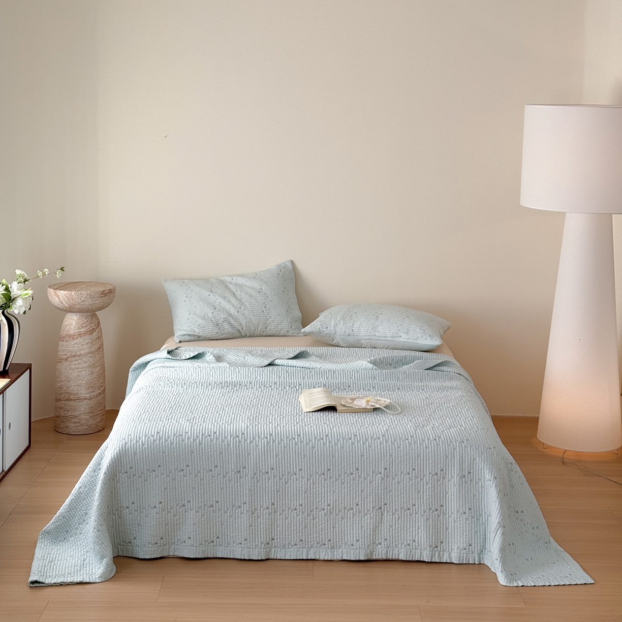 91家纺网 家纺一手货源 找家纺 （总）床盖工厂店 2026新款四叶草双面莫代尔天丝填充棉花床盖三件套