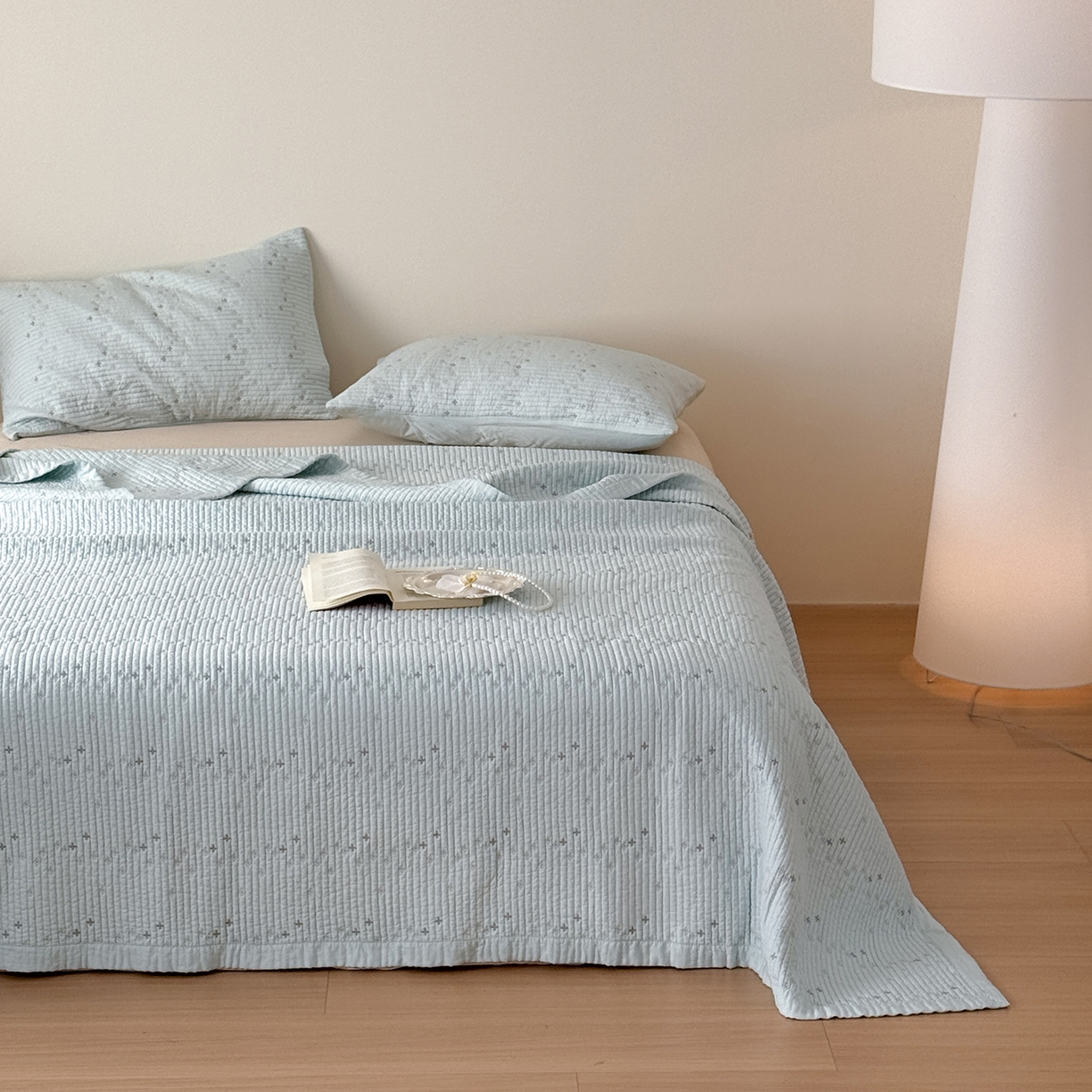 91家纺网 家纺一手货源 找家纺 （总）床盖工厂店 2026新款四叶草双面莫代尔天丝填充棉花床盖三件套